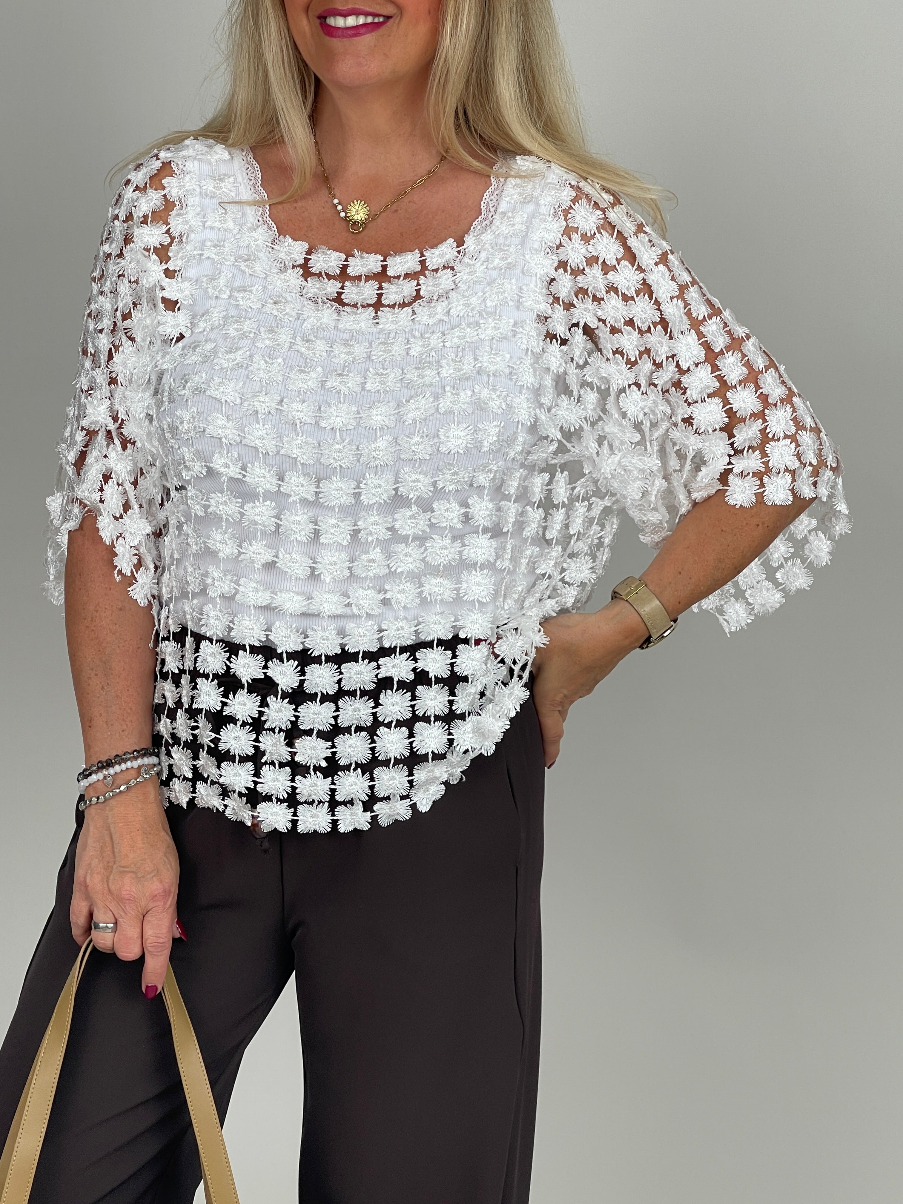 Netz-Pullover mit 3D-Blüten in Weiß