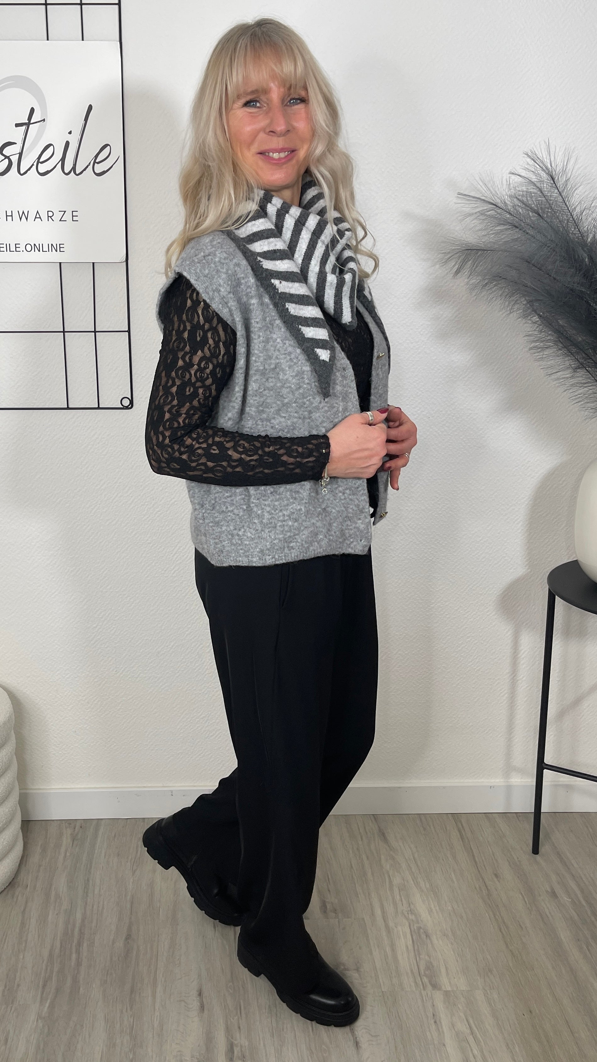 Strickweste mit goldfarbenen Knöpfen in Grau Art. 6733