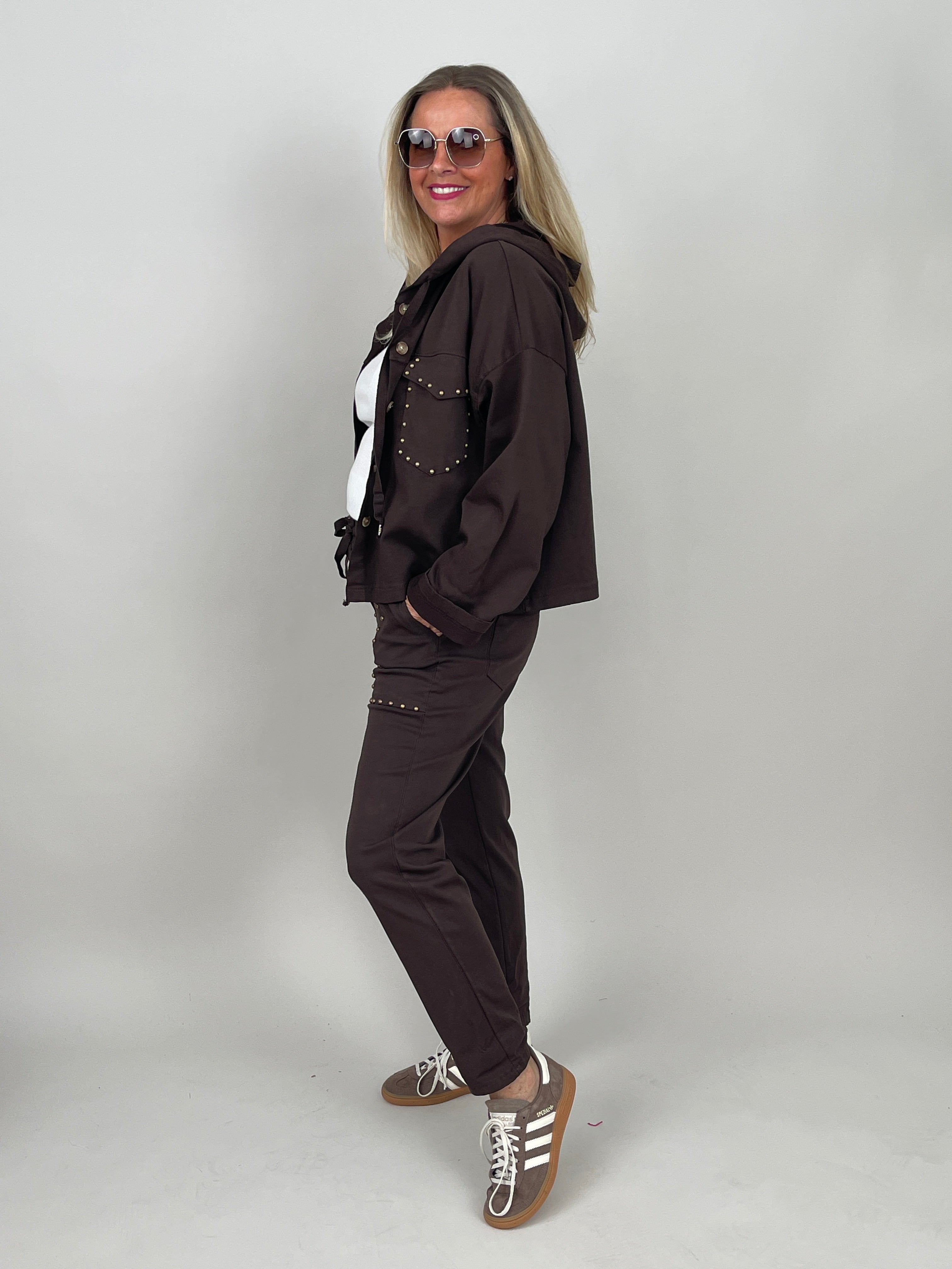 Jogpants mit Nieten-Details in Mokka