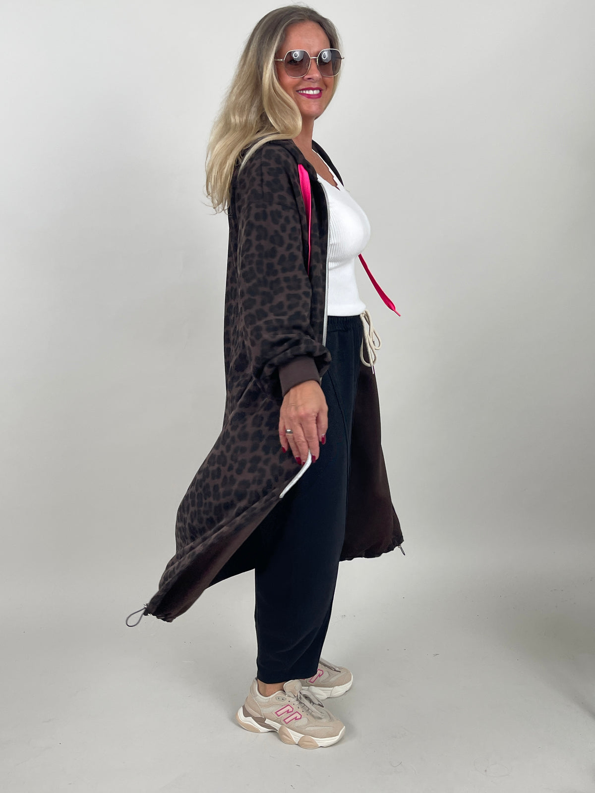 Leo Sweatmantel mit pinken Details in Mokka