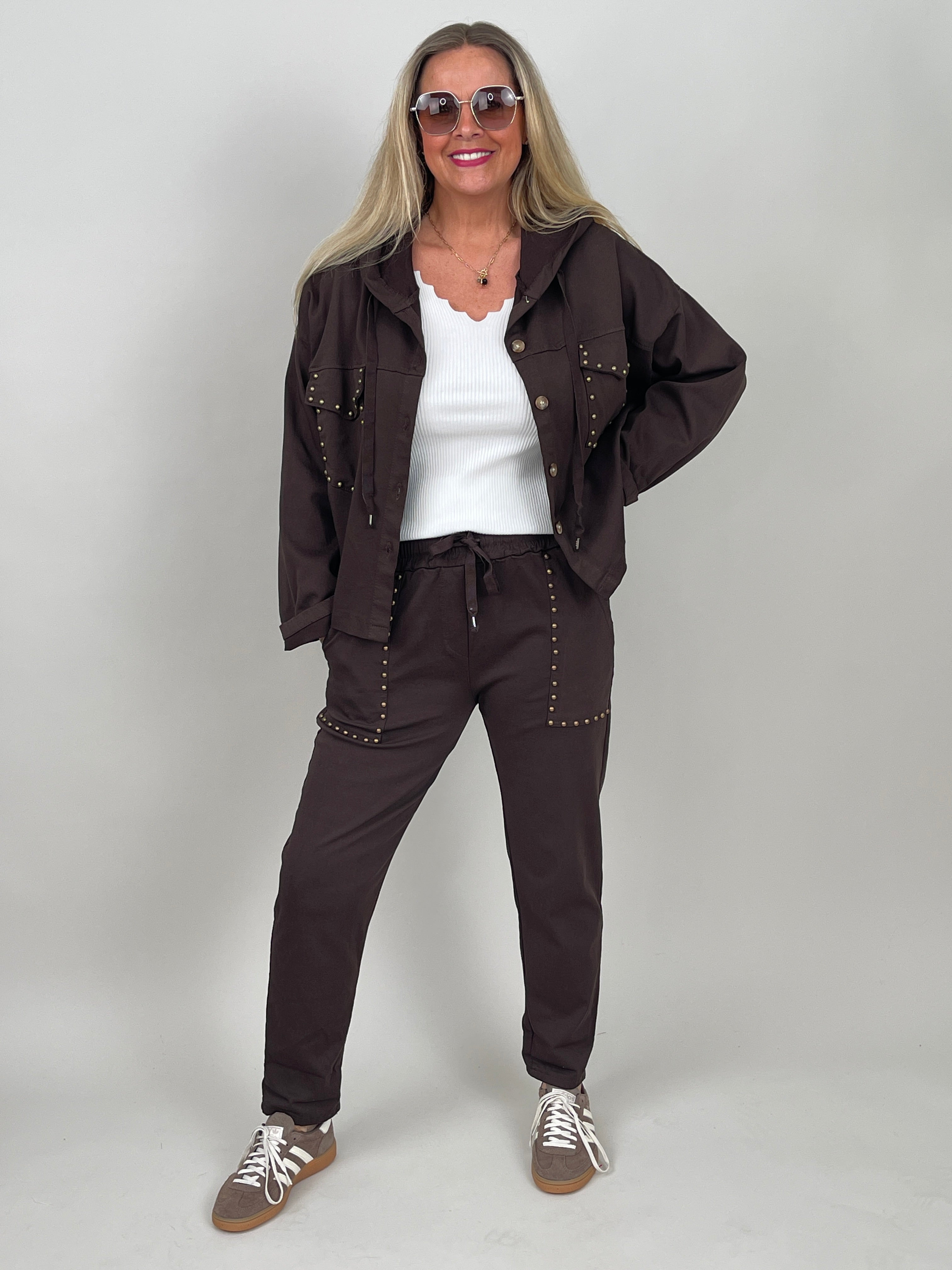 Jogpants mit Nieten-Details in Mokka