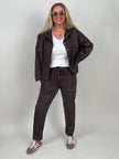 Jogpants mit Nieten-Details in Mokka