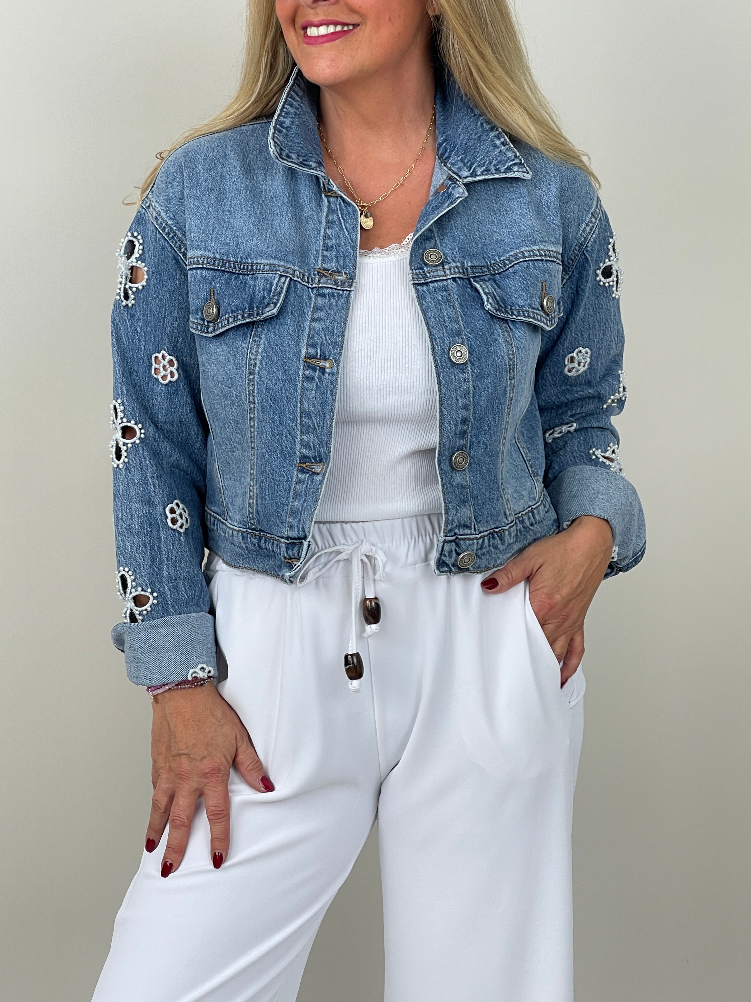 Jeansjacke mit Perlen- & Lochstickerei