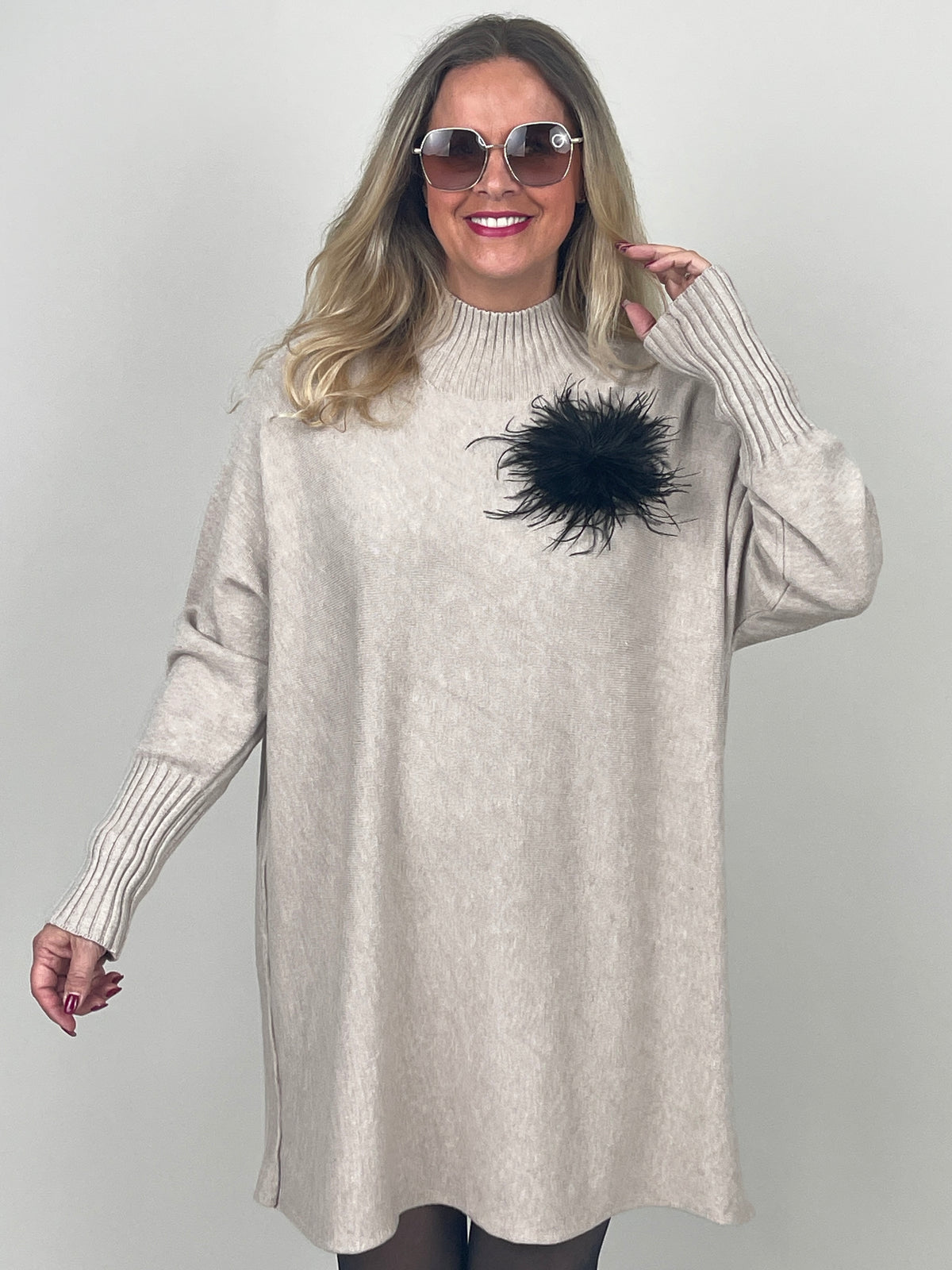 Pulloverkleid mit Stehkragen in Beige