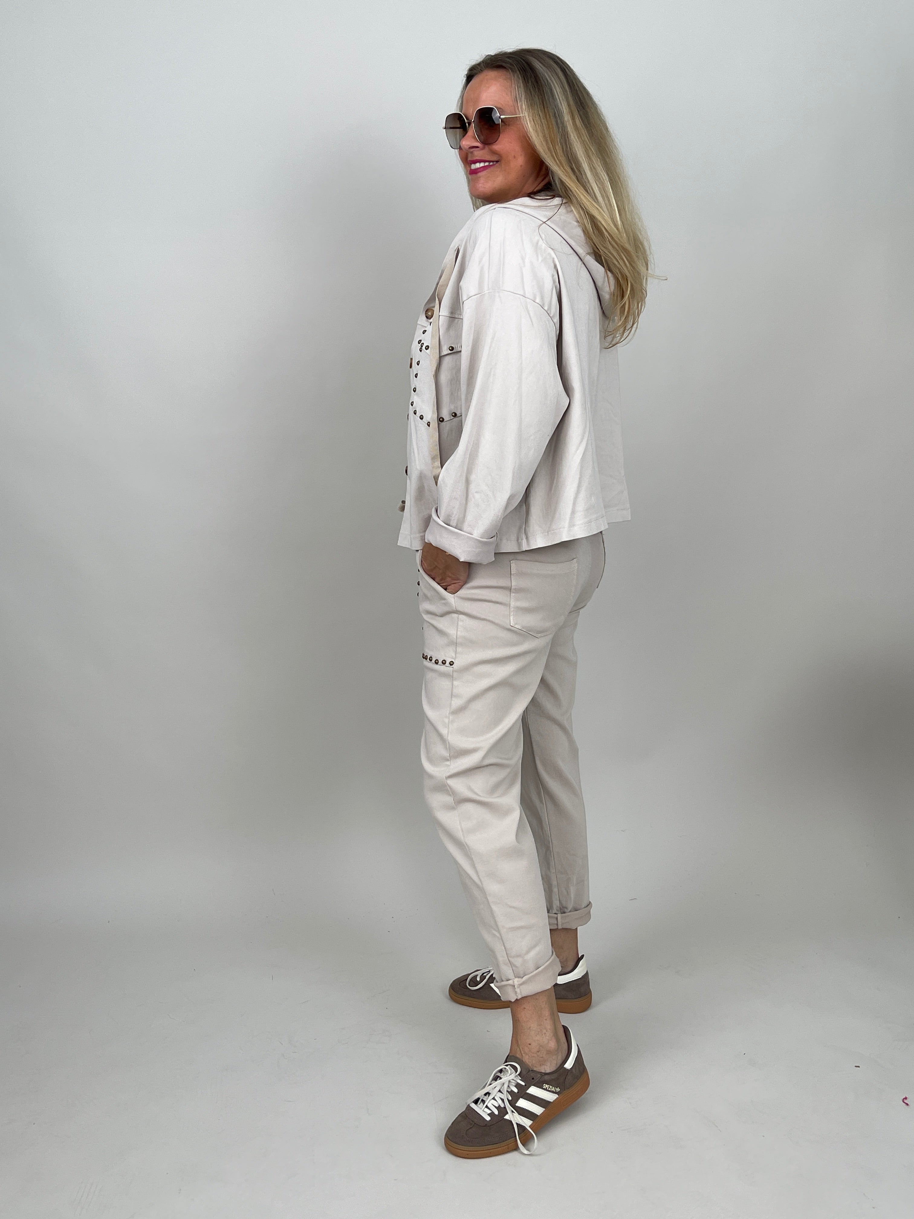 Jogpants mit Nieten-Details in Beige