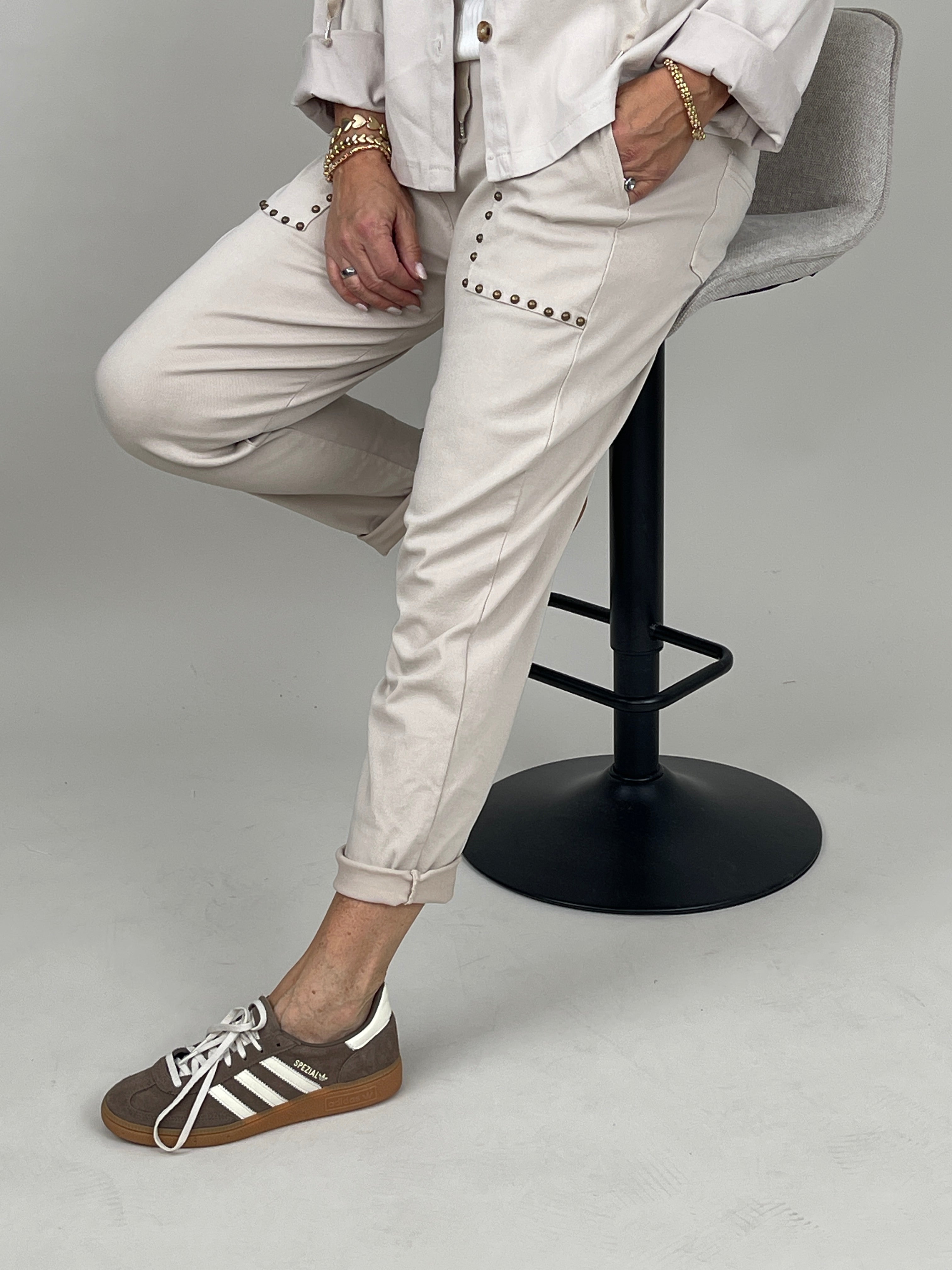 Jogpants mit Nieten-Details in Beige