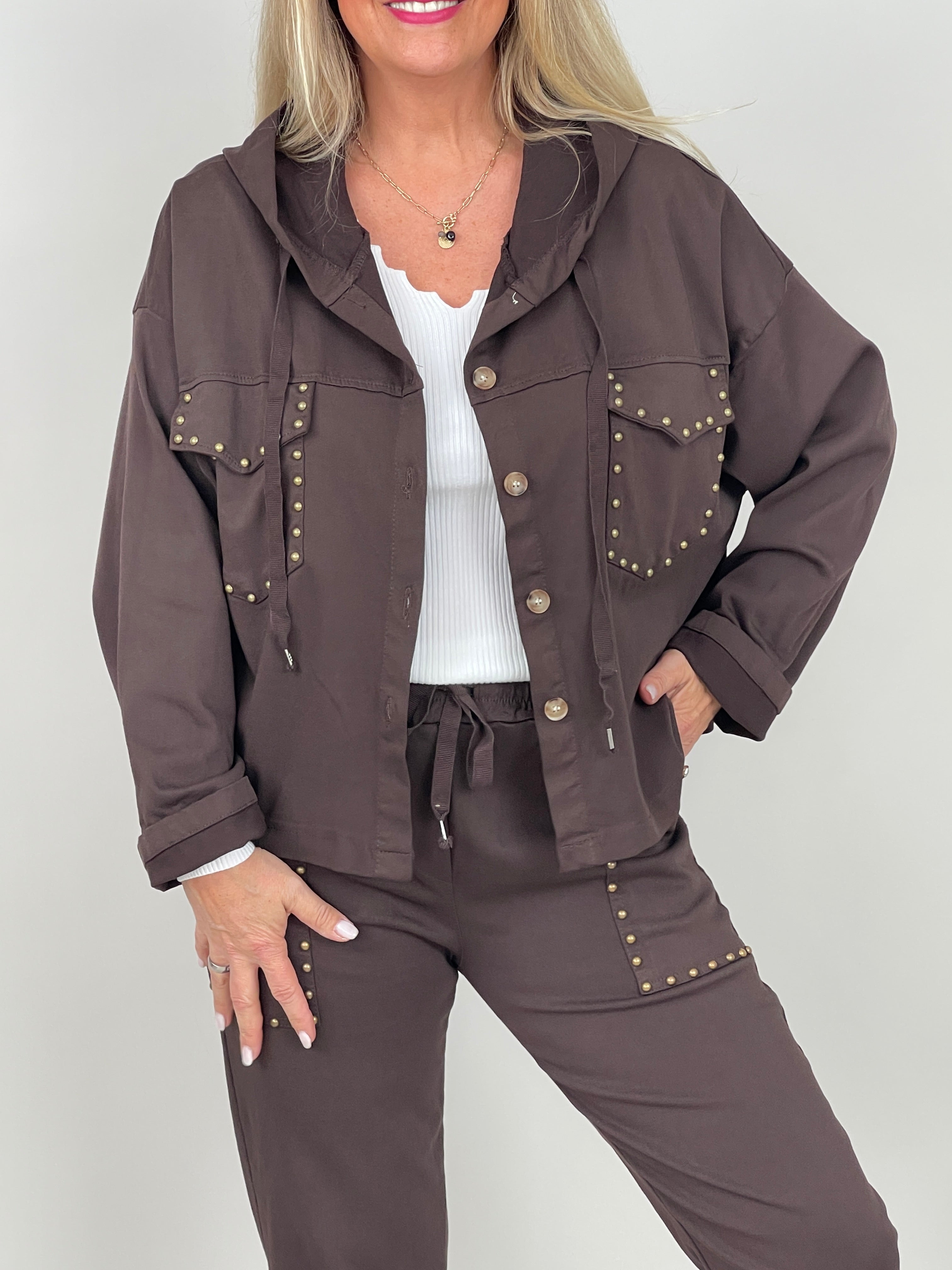 Jacke mit Kapuze & Nieten in Mokka