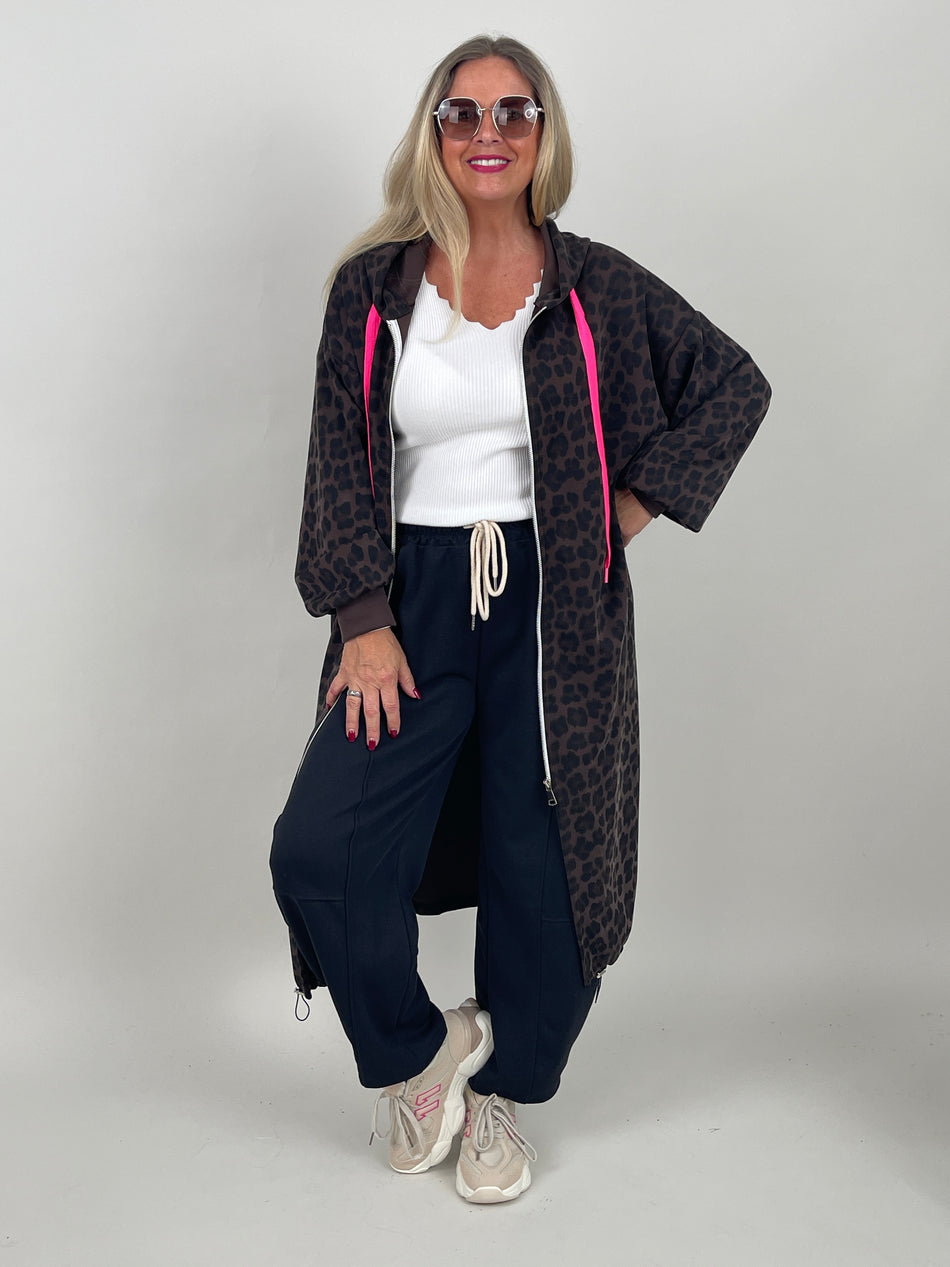 Leo Sweatmantel mit pinken Details in Mokka