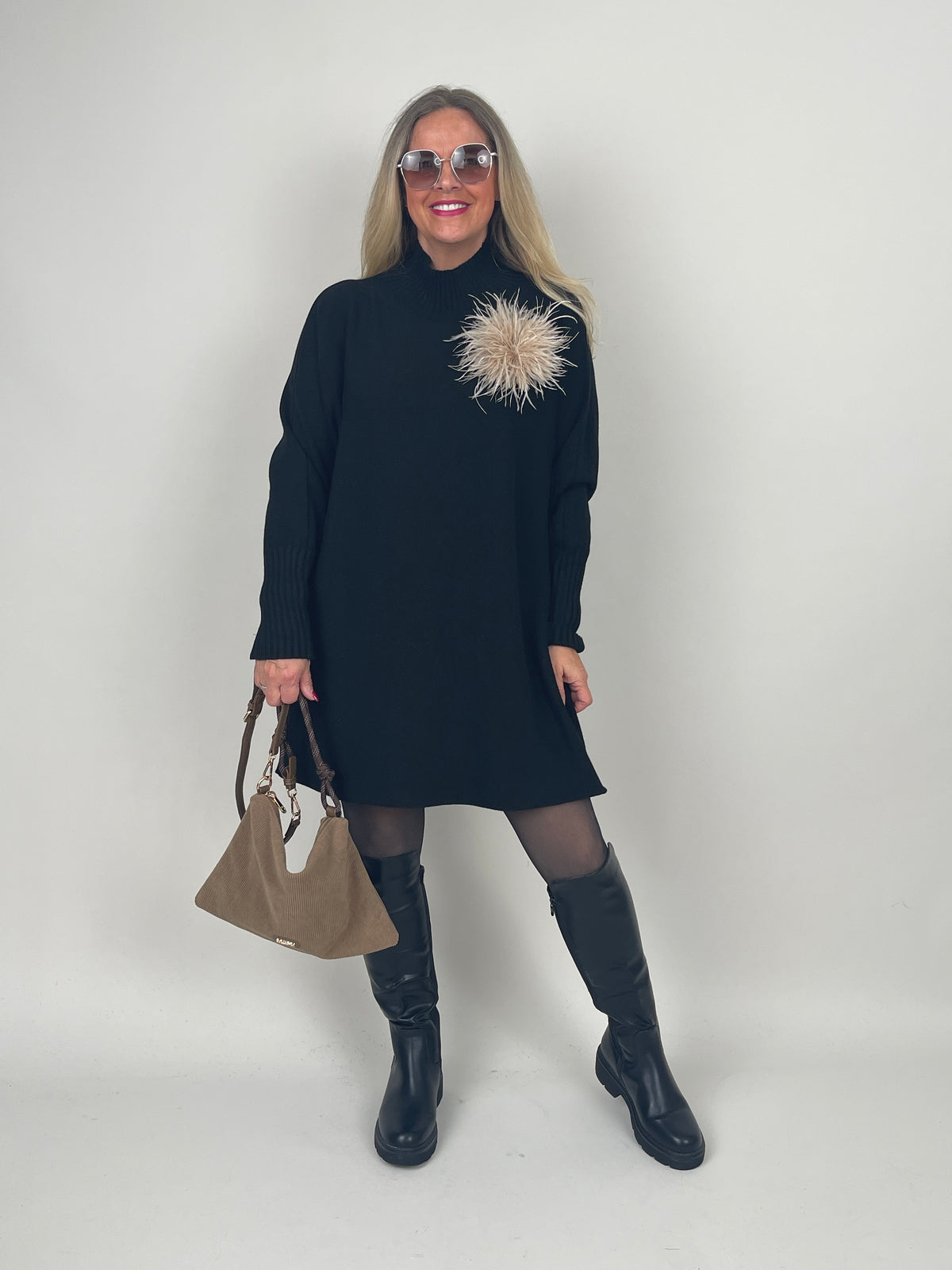 Pulloverkleid mit Stehkragen in Schwarz