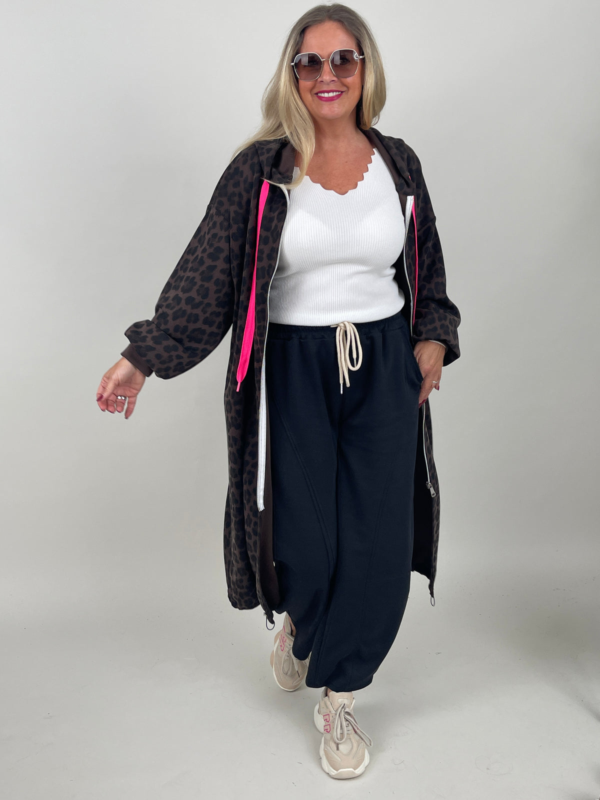 Leo Sweatmantel mit pinken Details in Mokka
