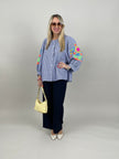 Bluse mit Stickerei und Streifen in Blau