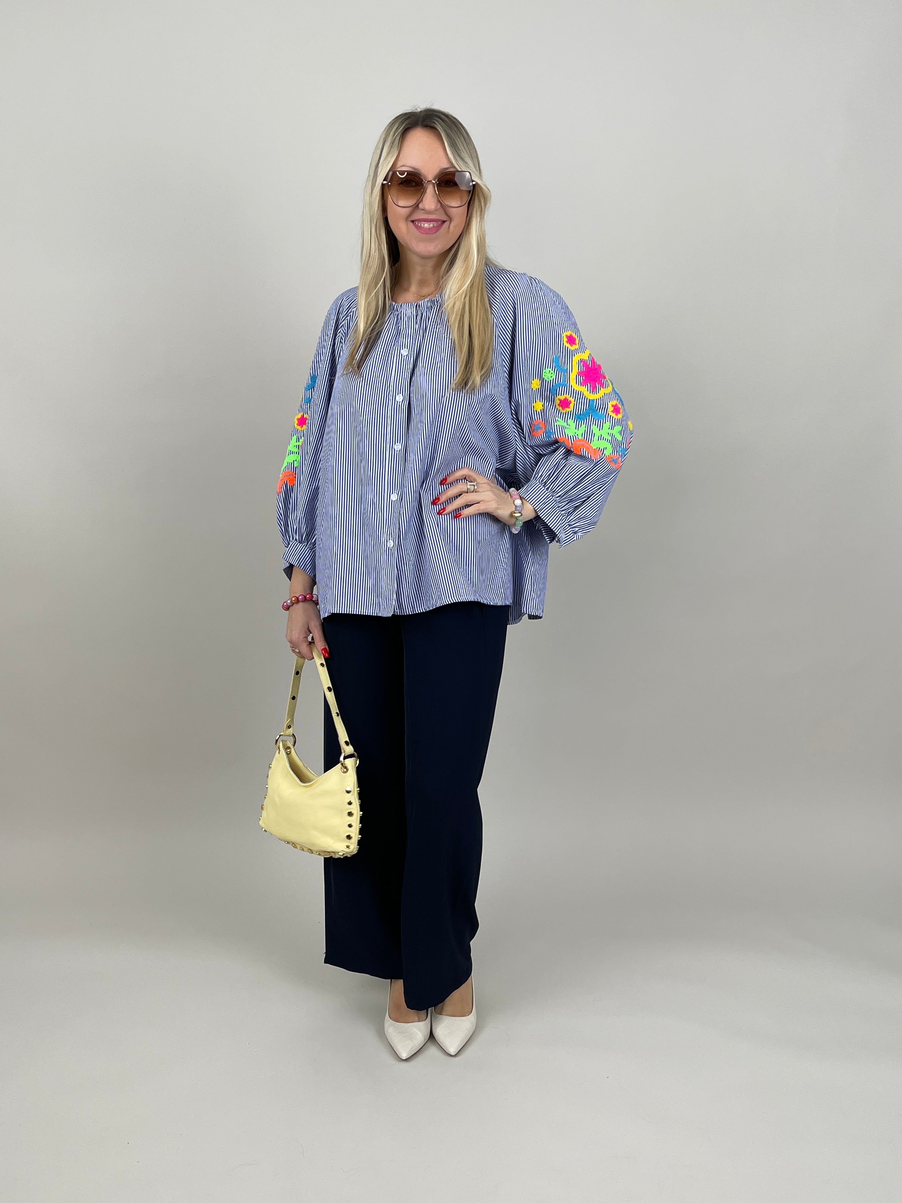 Bluse mit Stickerei und Streifen in Blau
