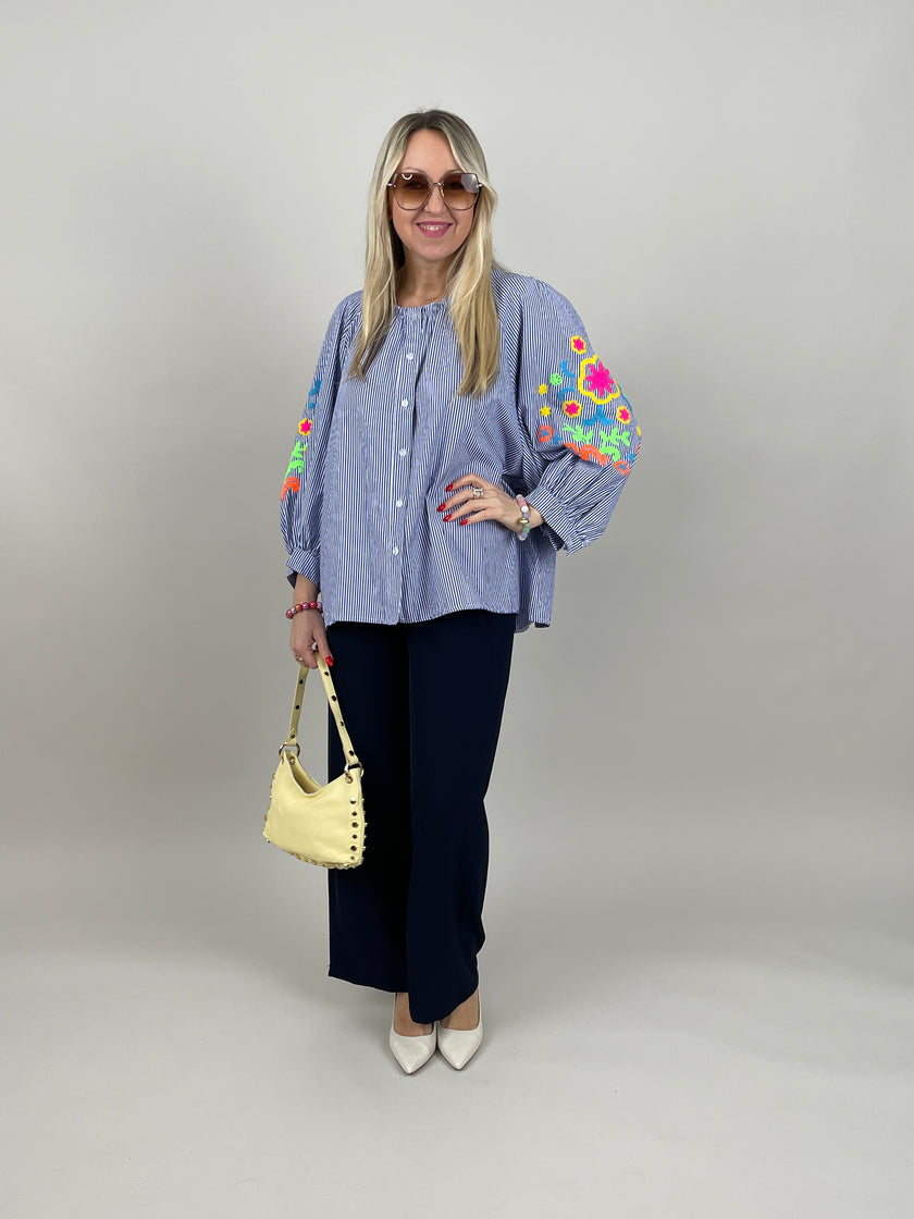 Bluse mit Stickerei und Streifen in Blau
