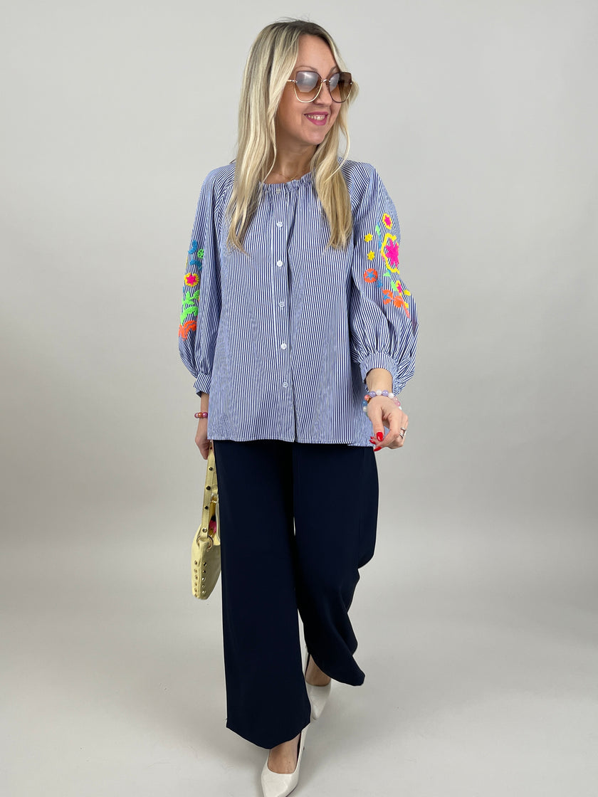 Bluse mit Stickerei und Streifen in Blau