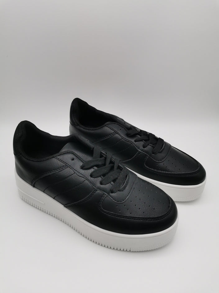 Sneaker mit Plateausohle in Schwarz