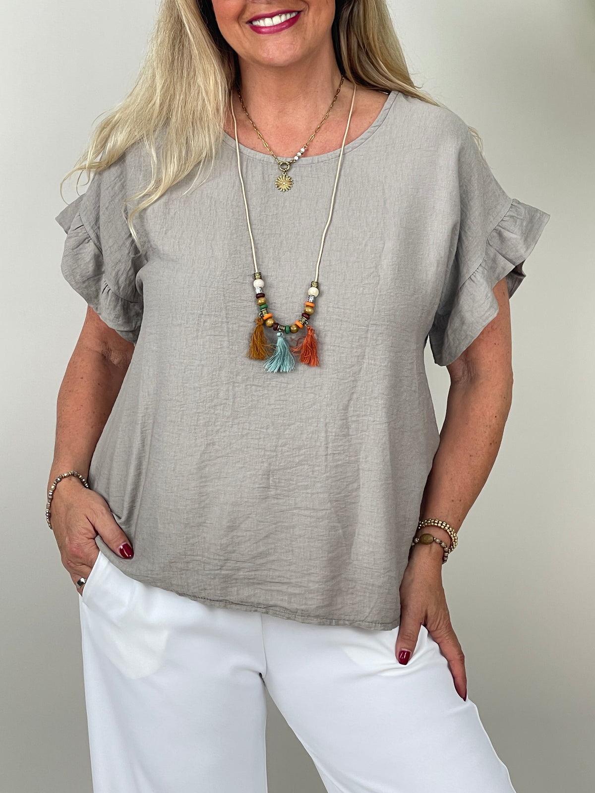 Blusenshirt mit Kette in Taupe
