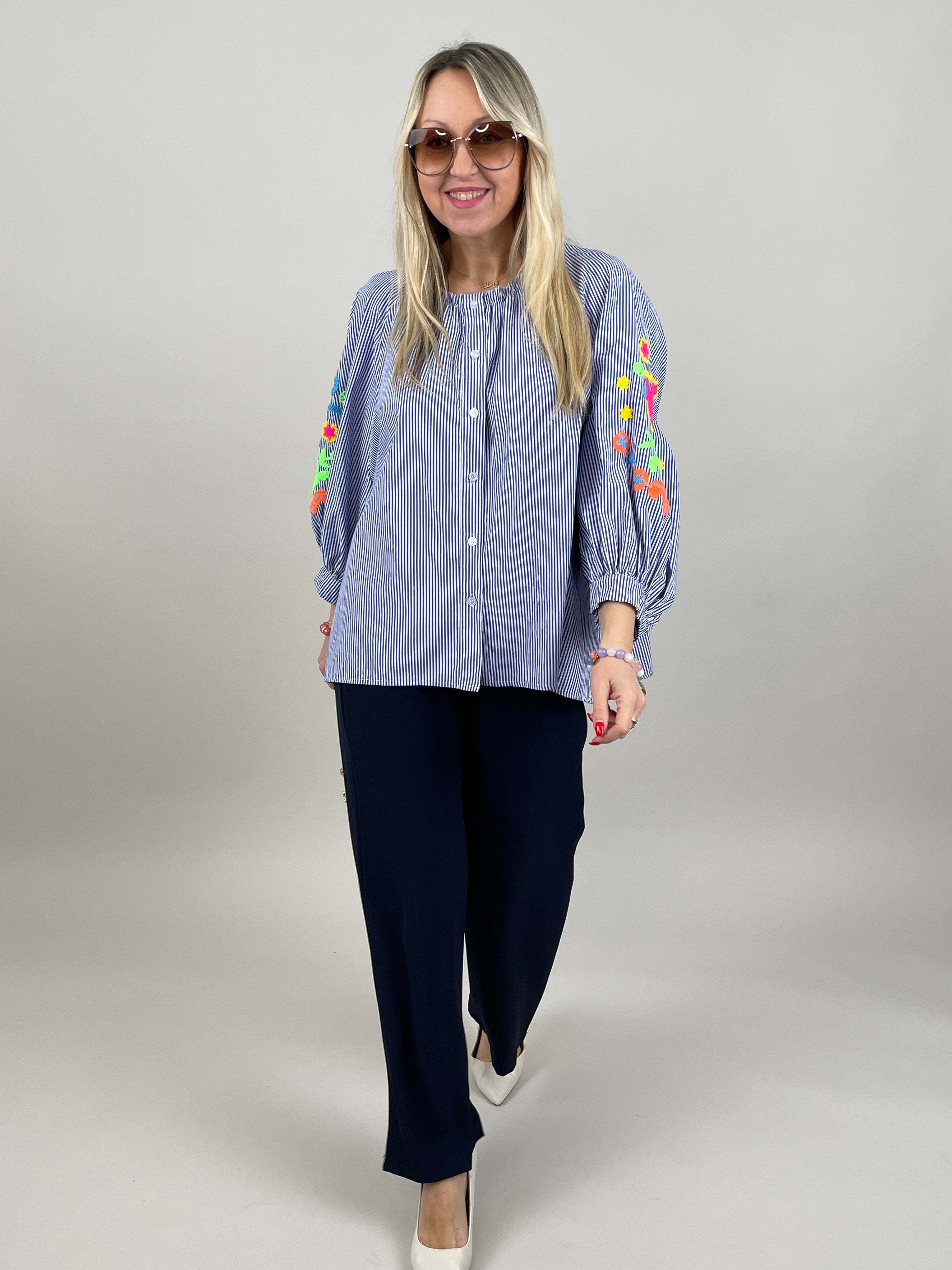 Bluse mit Stickerei und Streifen in Blau