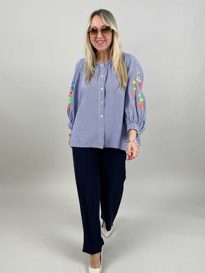 Bluse mit Stickerei und Streifen in Blau