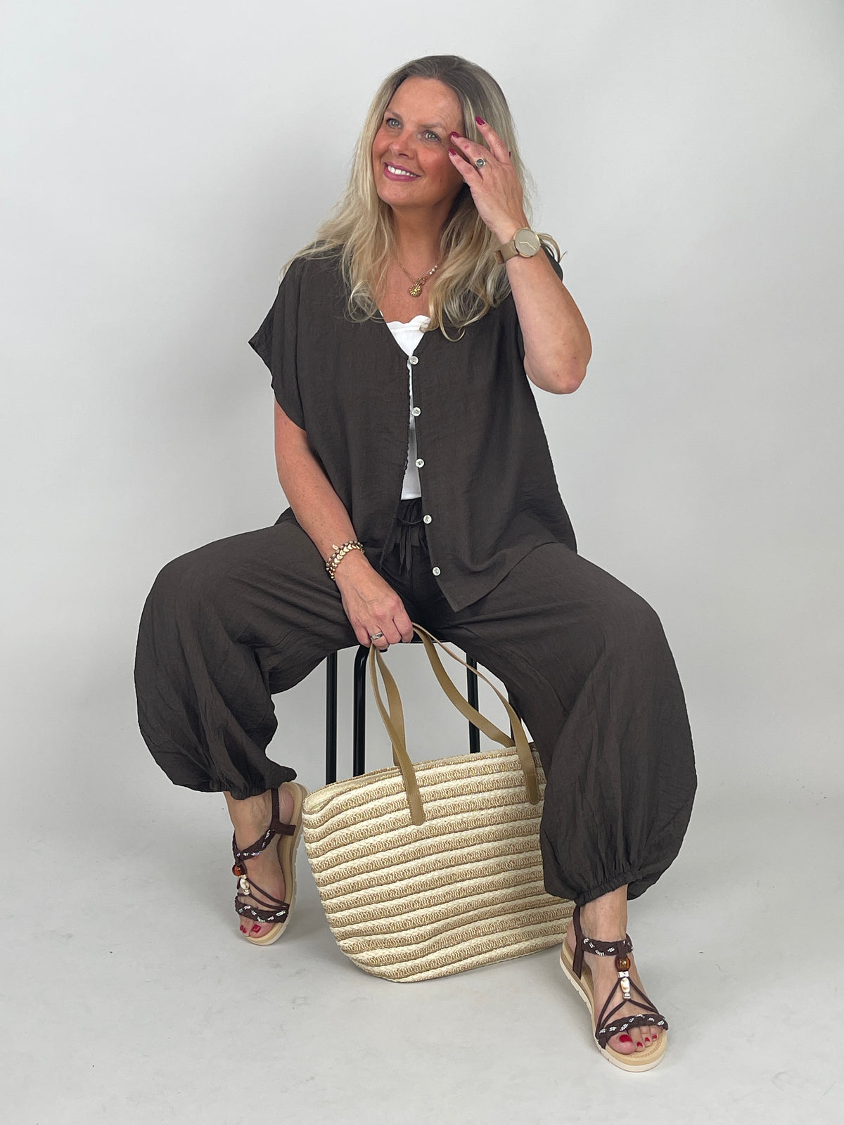 Leichter 2-Teiler mit Bluse und Ballonhose in Mokka