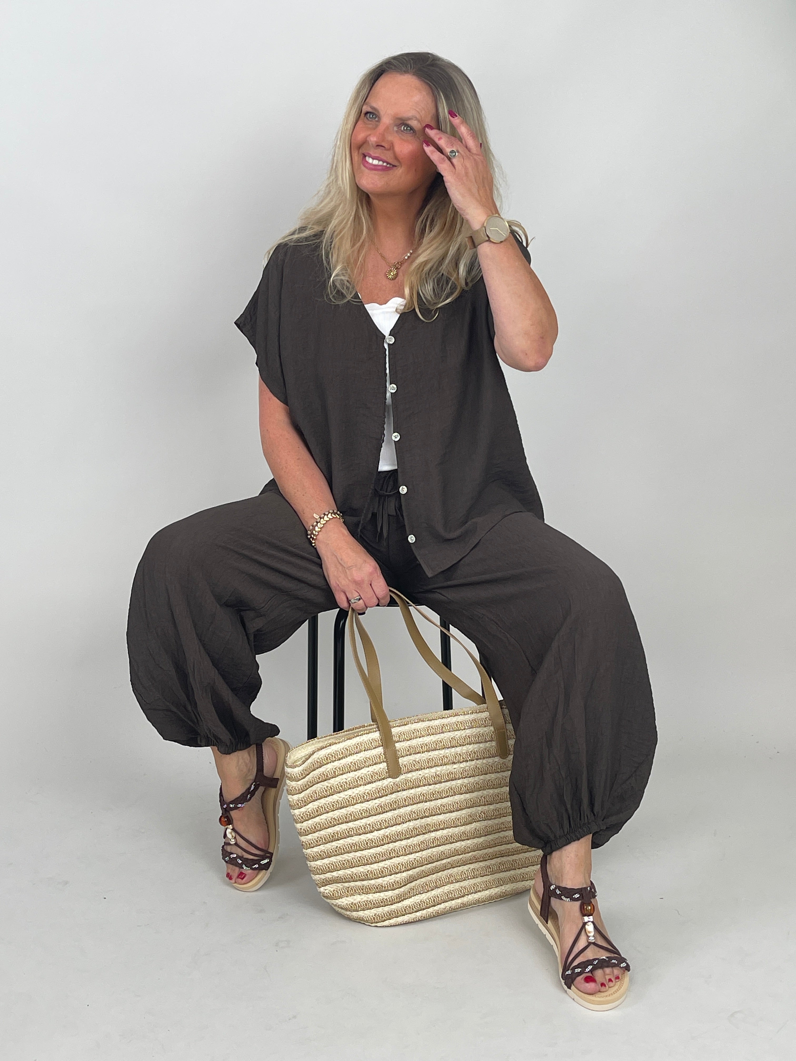 Leichter 2-Teiler mit Bluse und Ballonhose in Mokka