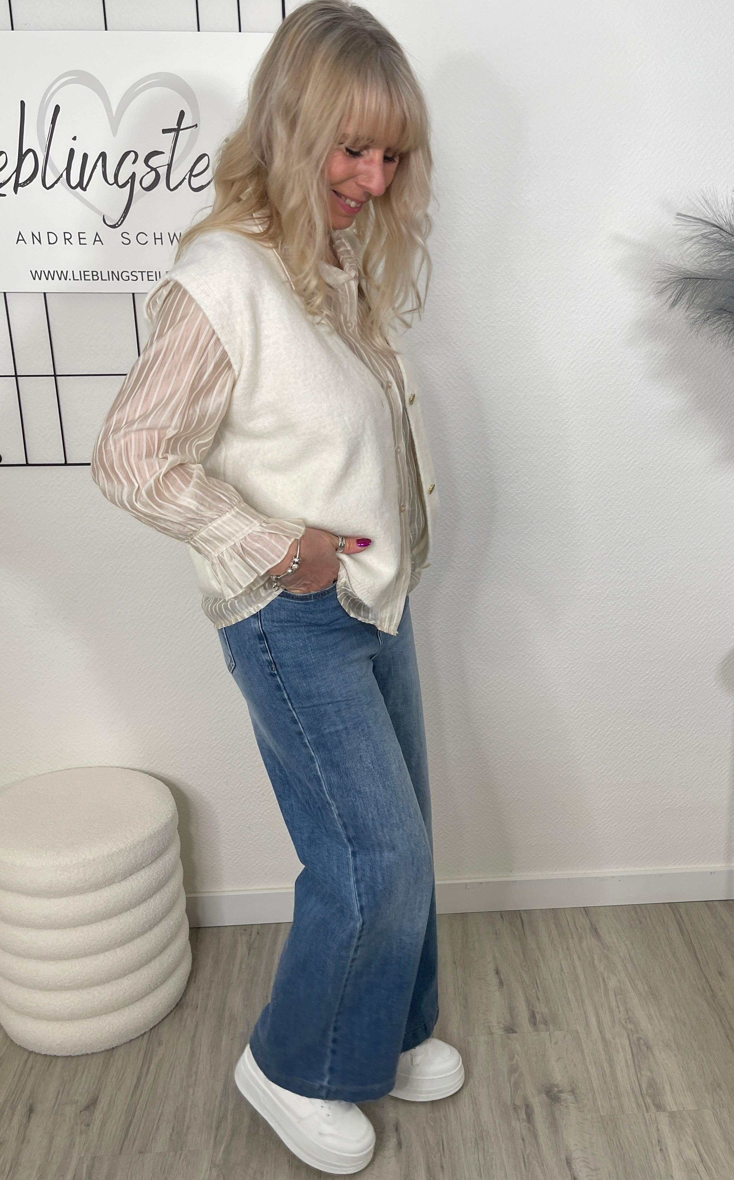 Strickweste mit goldfarbenen Knöpfen in Offwhite