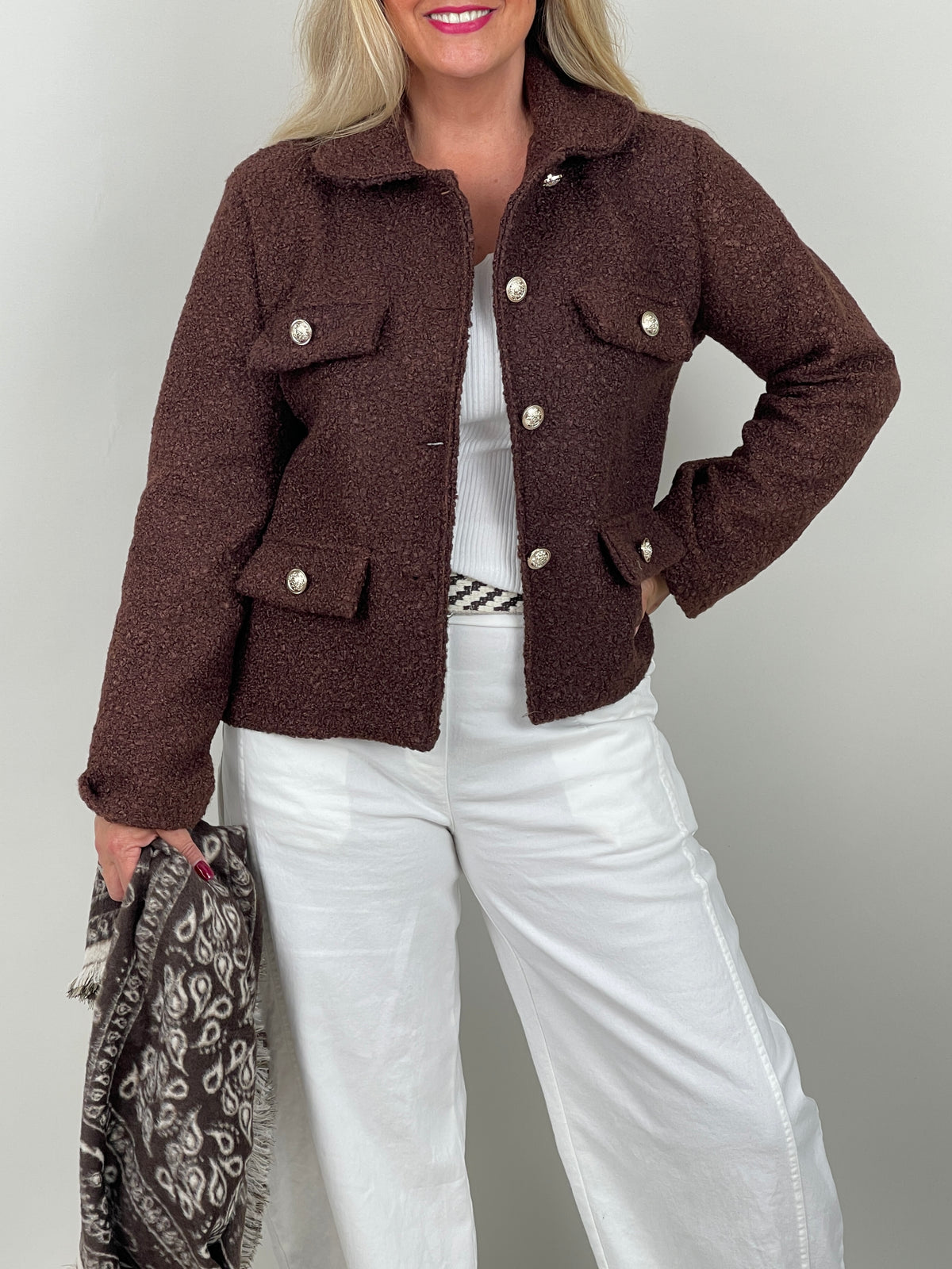 Bouclé-Jacke mit Schmuckknöpfen in Mokka