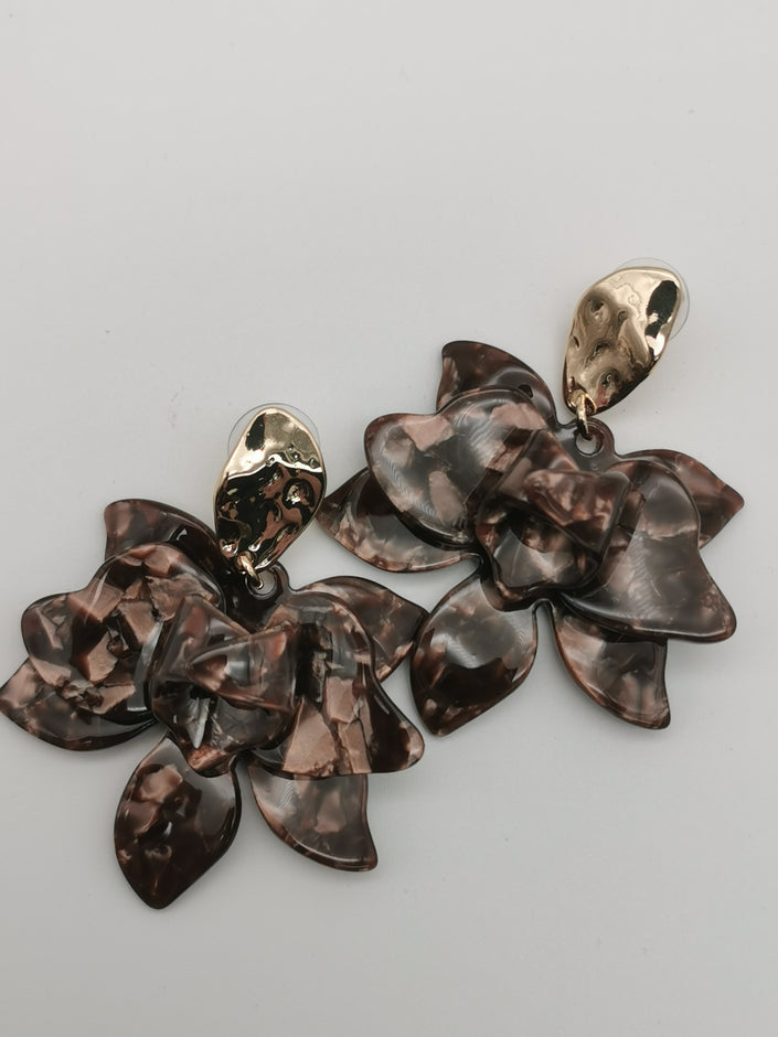 Ohrringe in Mokka mit Blumen Anhänger Details Artikel 6342