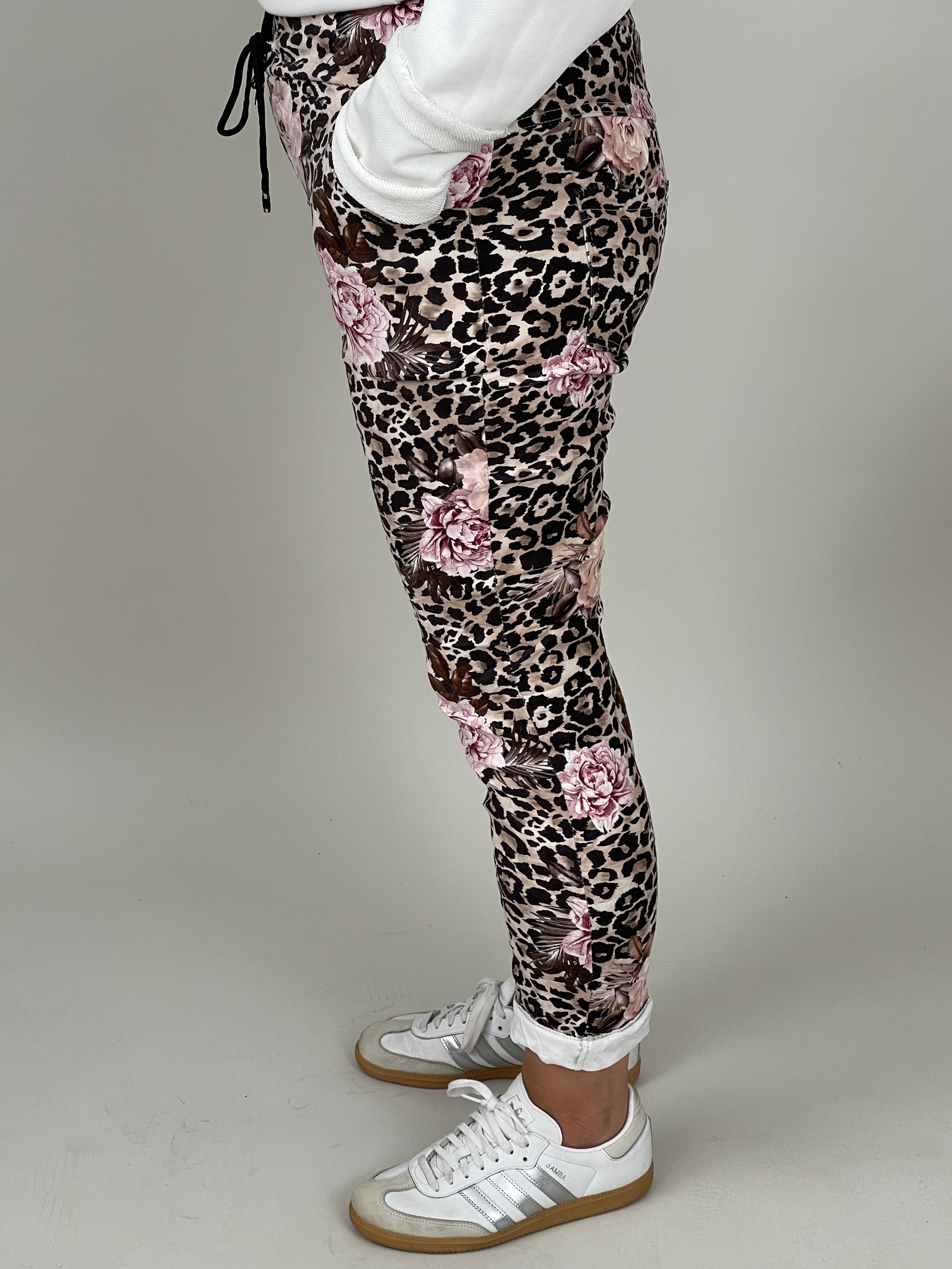 Velours-Hose mit Blumenprint in Braun/Beige