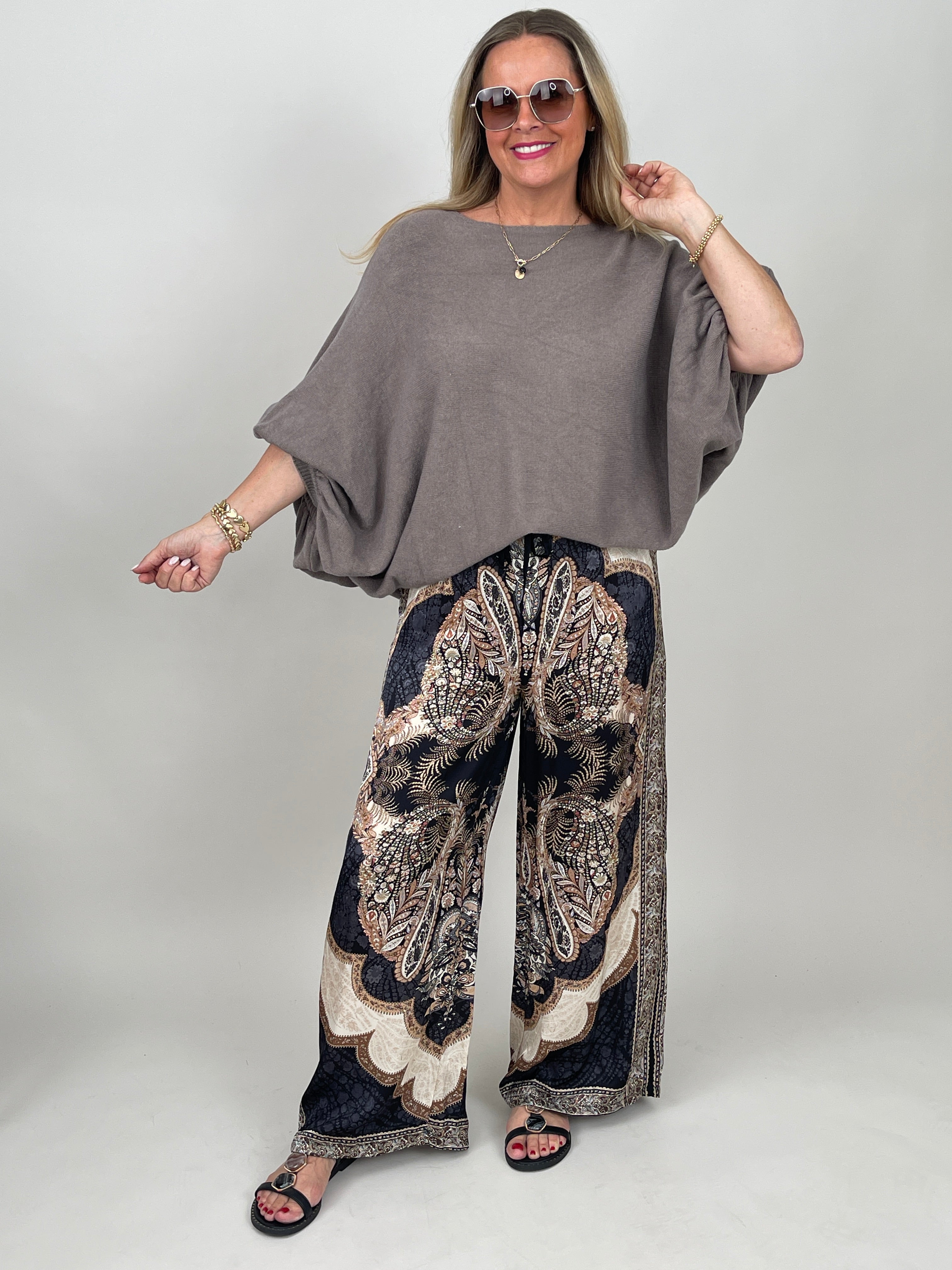 Strickpullover mit ausgefallenem Ärmel in Taupe
