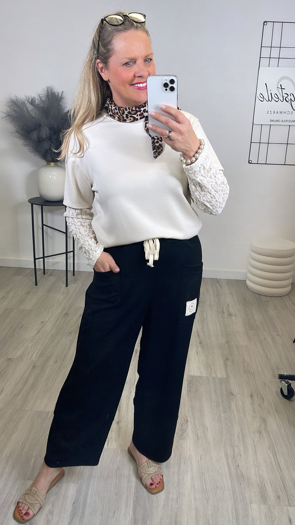 Shirt Soft mit Spitzen-Ärmeln in Beige