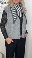 Strickweste mit goldfarbenen Knöpfen in Grau Art. 6733