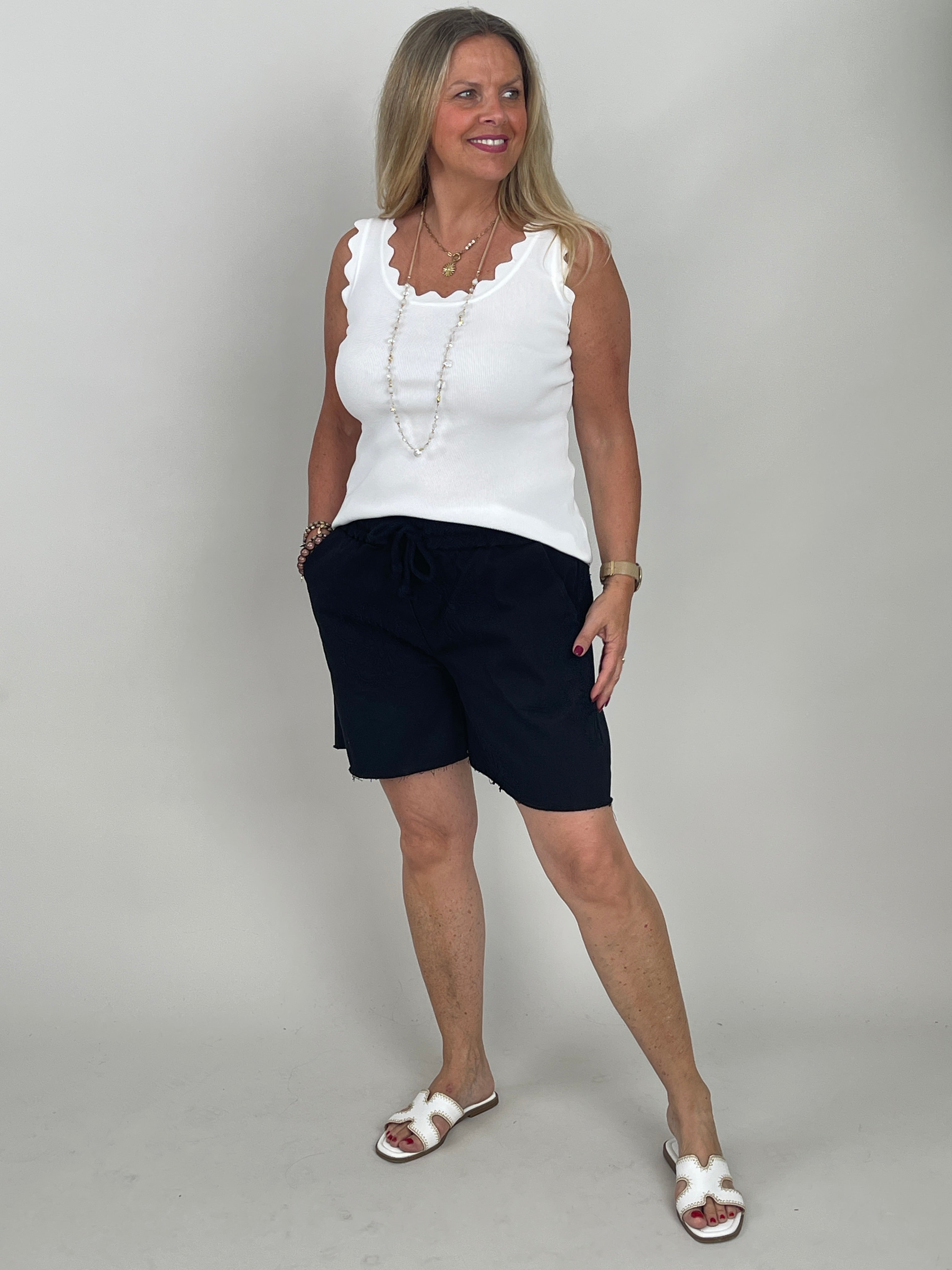 Bestickte Jeans-Shorts mit Blüten-Details in Schwarz