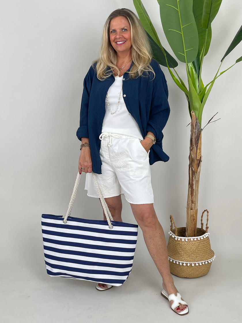 Bestickte Jeans-Shorts mit Blüten-Details in Weiß