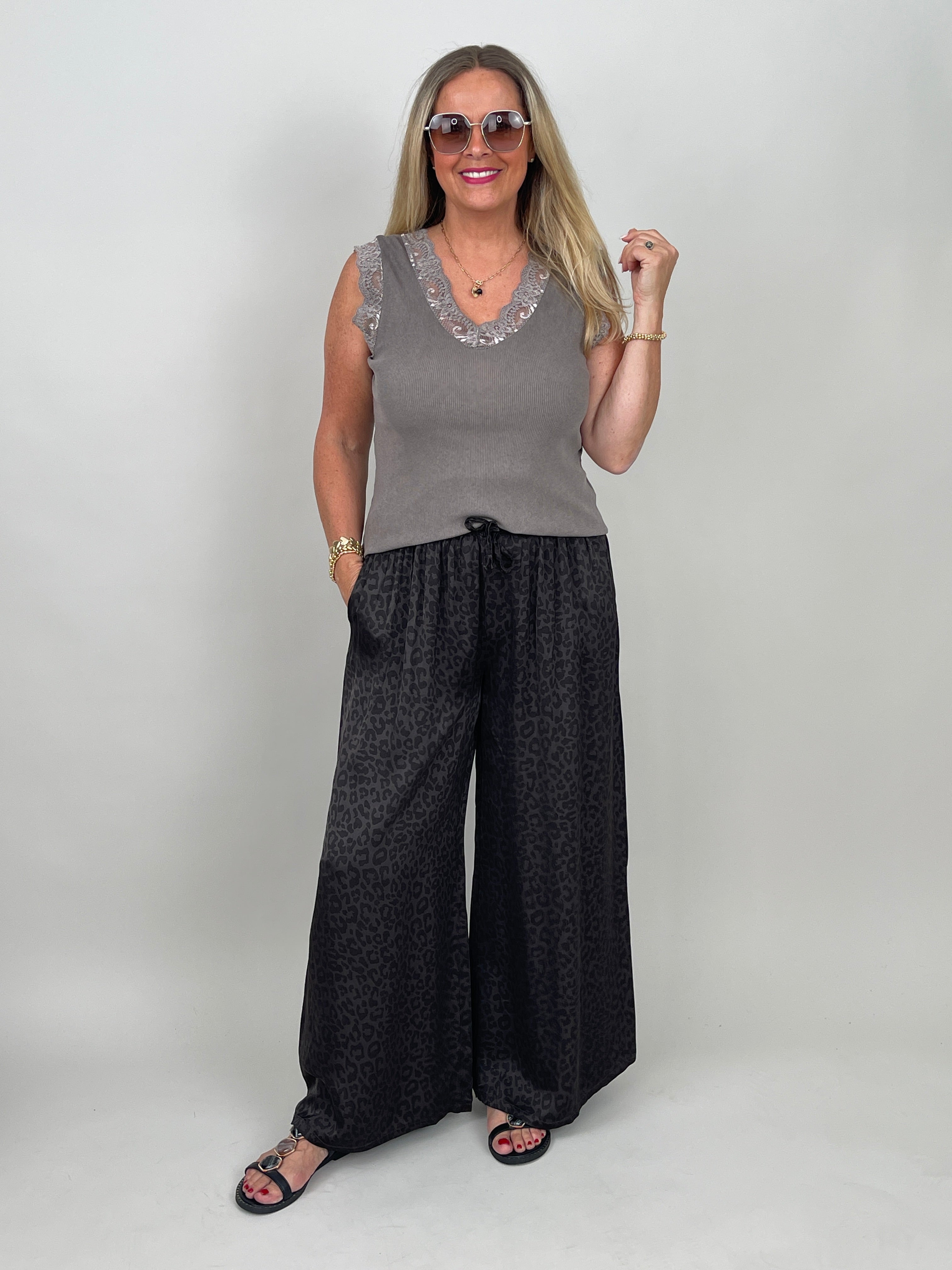 Top mit Spitzen-Details in Taupe