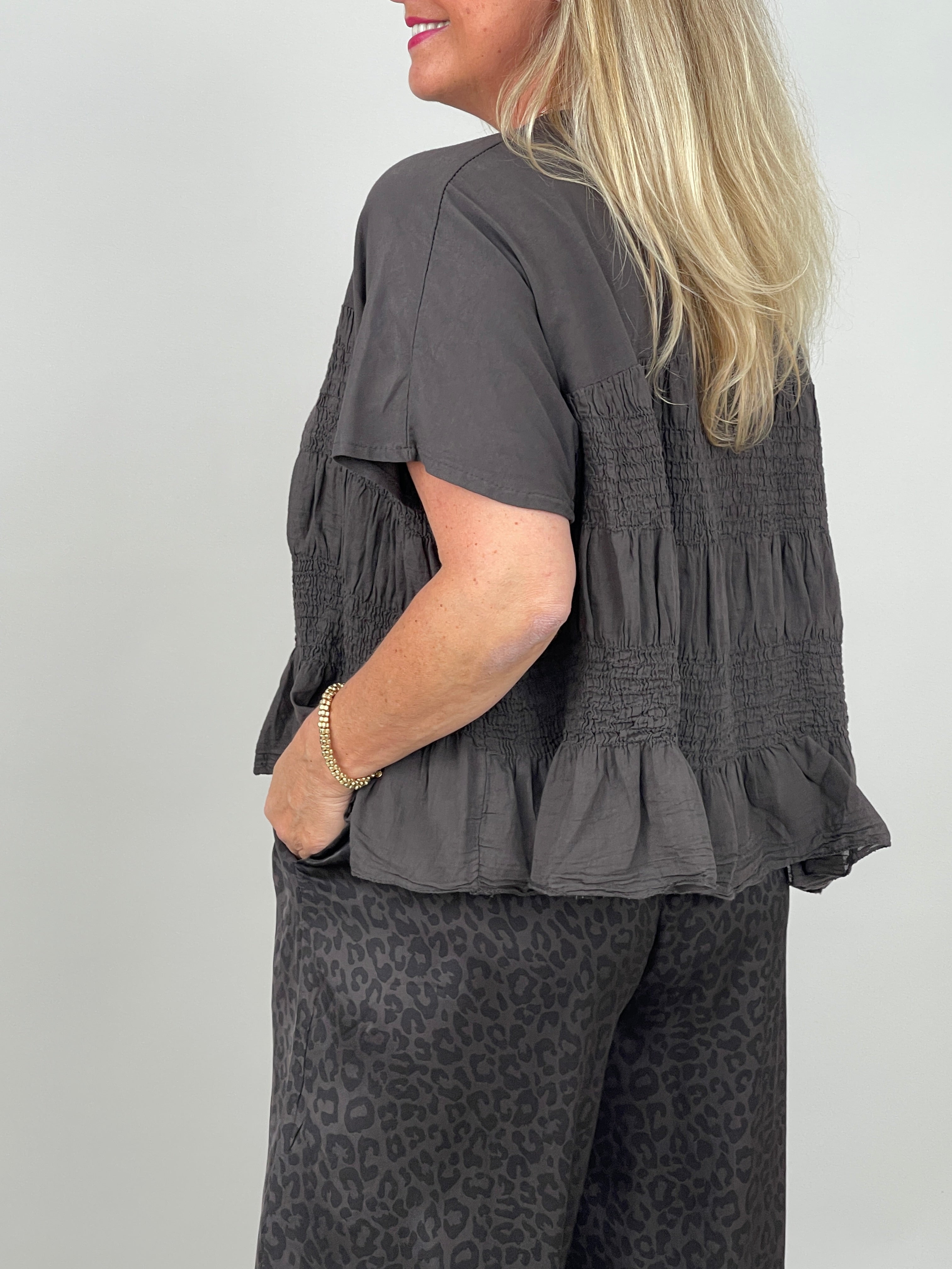 Shirt mit Smok-Details in Mokka