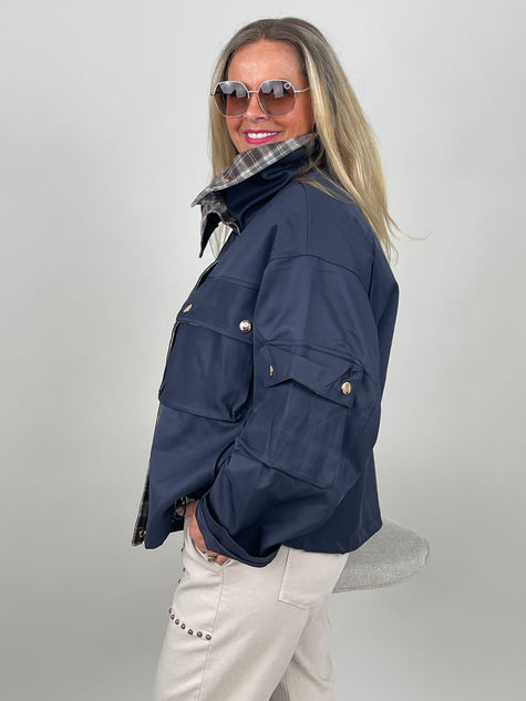 Übergangsjacke mit Karokragen & Druckknöpfen in Marine