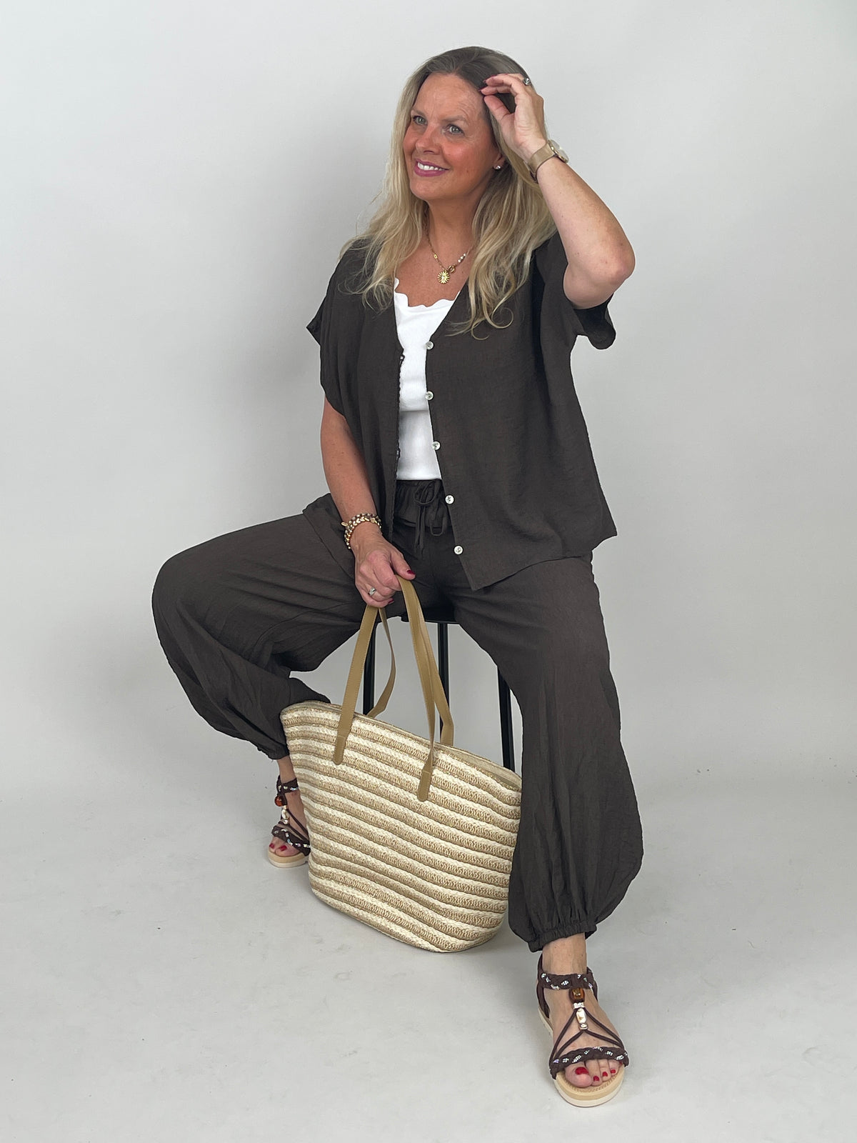Leichter 2-Teiler mit Bluse und Ballonhose in Mokka