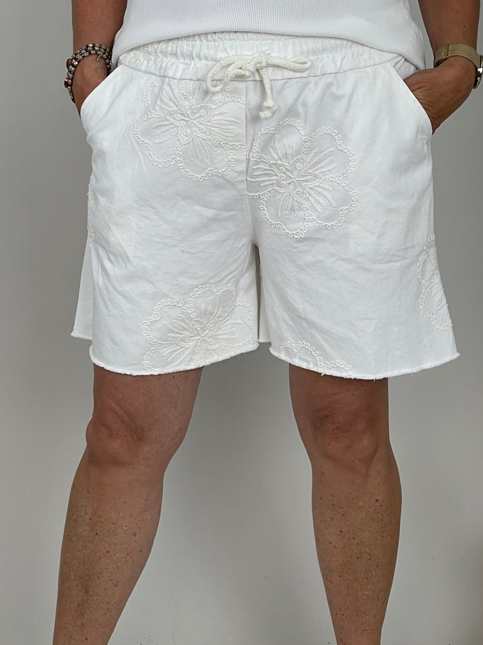 Bestickte Jeans-Shorts mit Blüten-Details in Weiß
