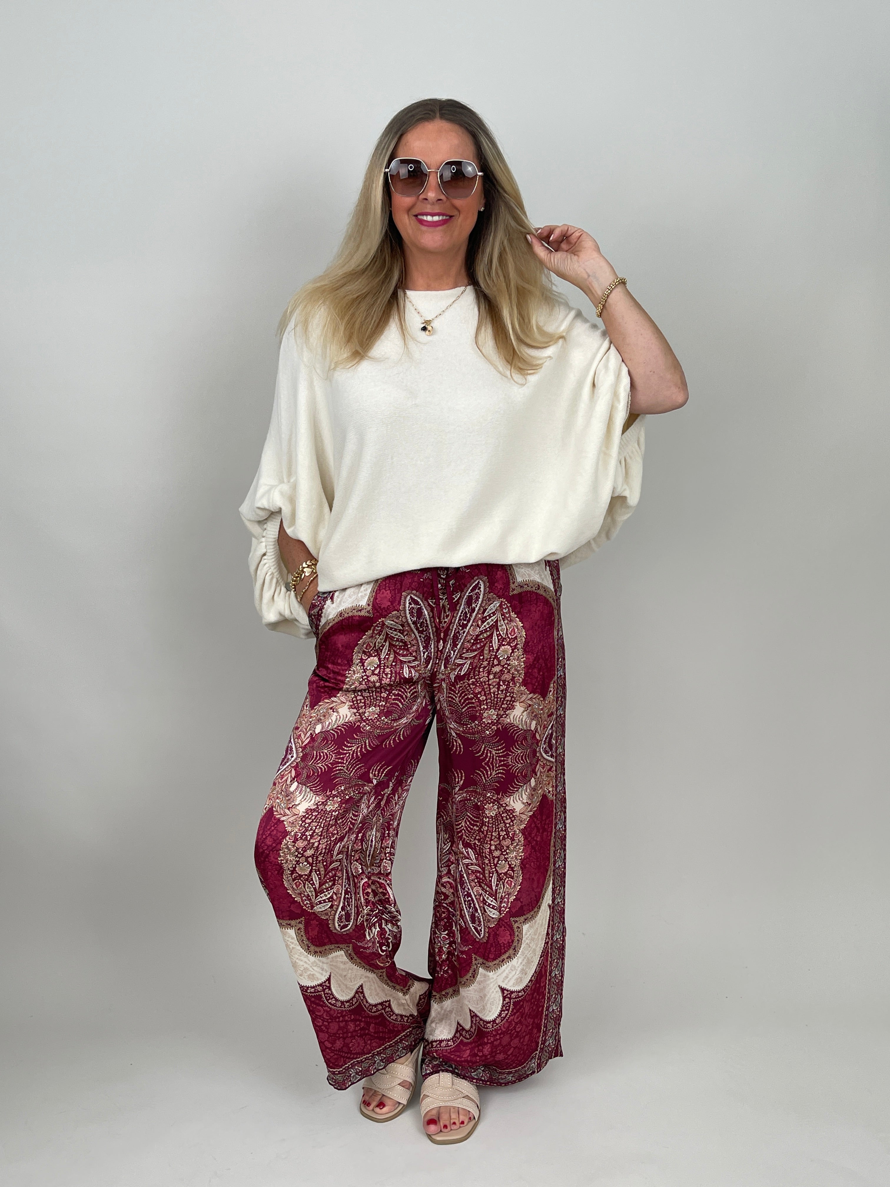 Strickpullover mit ausgefallenem Ärmel in Creme