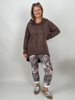 Velours-Hose mit Blumenprint in Braun/Beige
