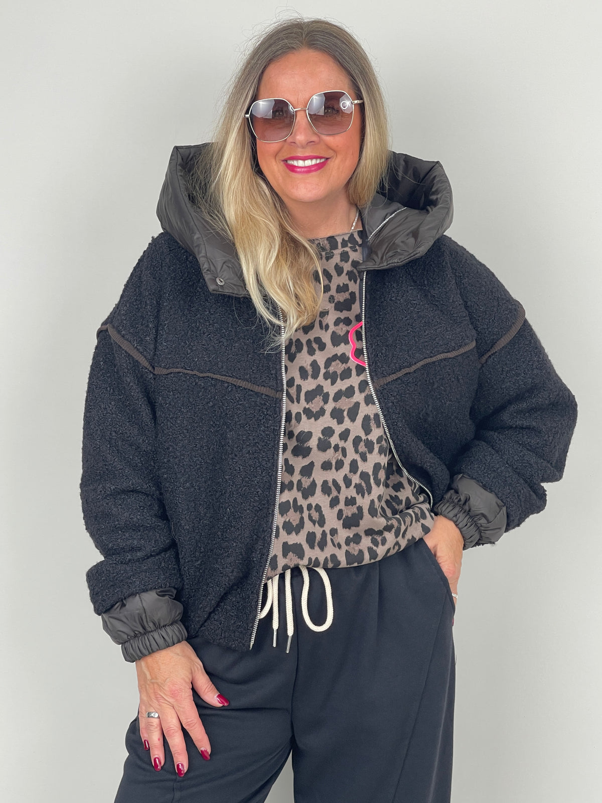 Bouclé-Jacke mit Steppkapuze in Schwarz
