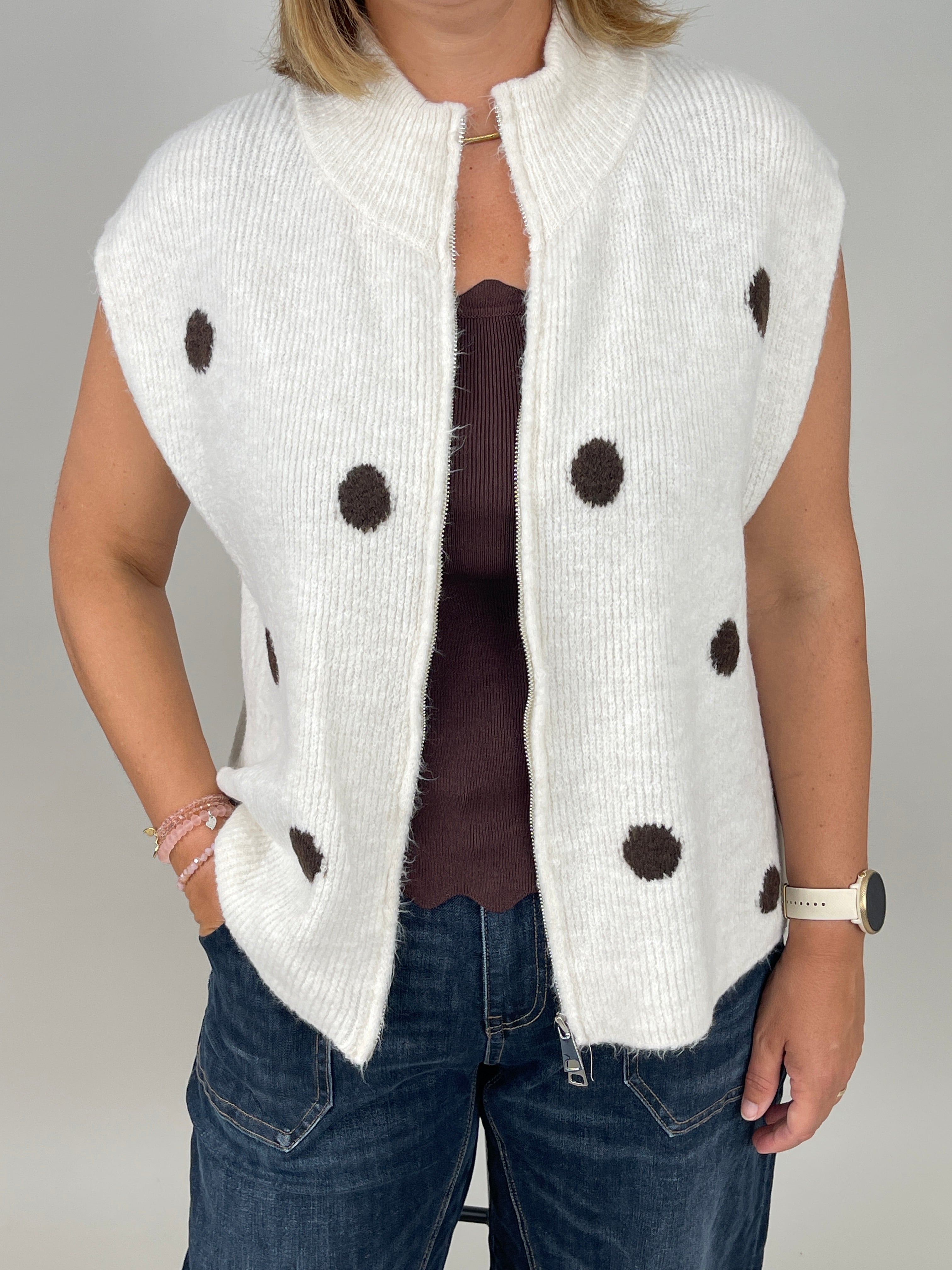 Strickweste mit Punkten & Reißverschluss in Offwhite
