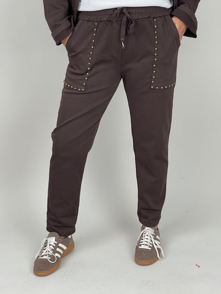 Jogpants mit Nieten-Details in Mokka