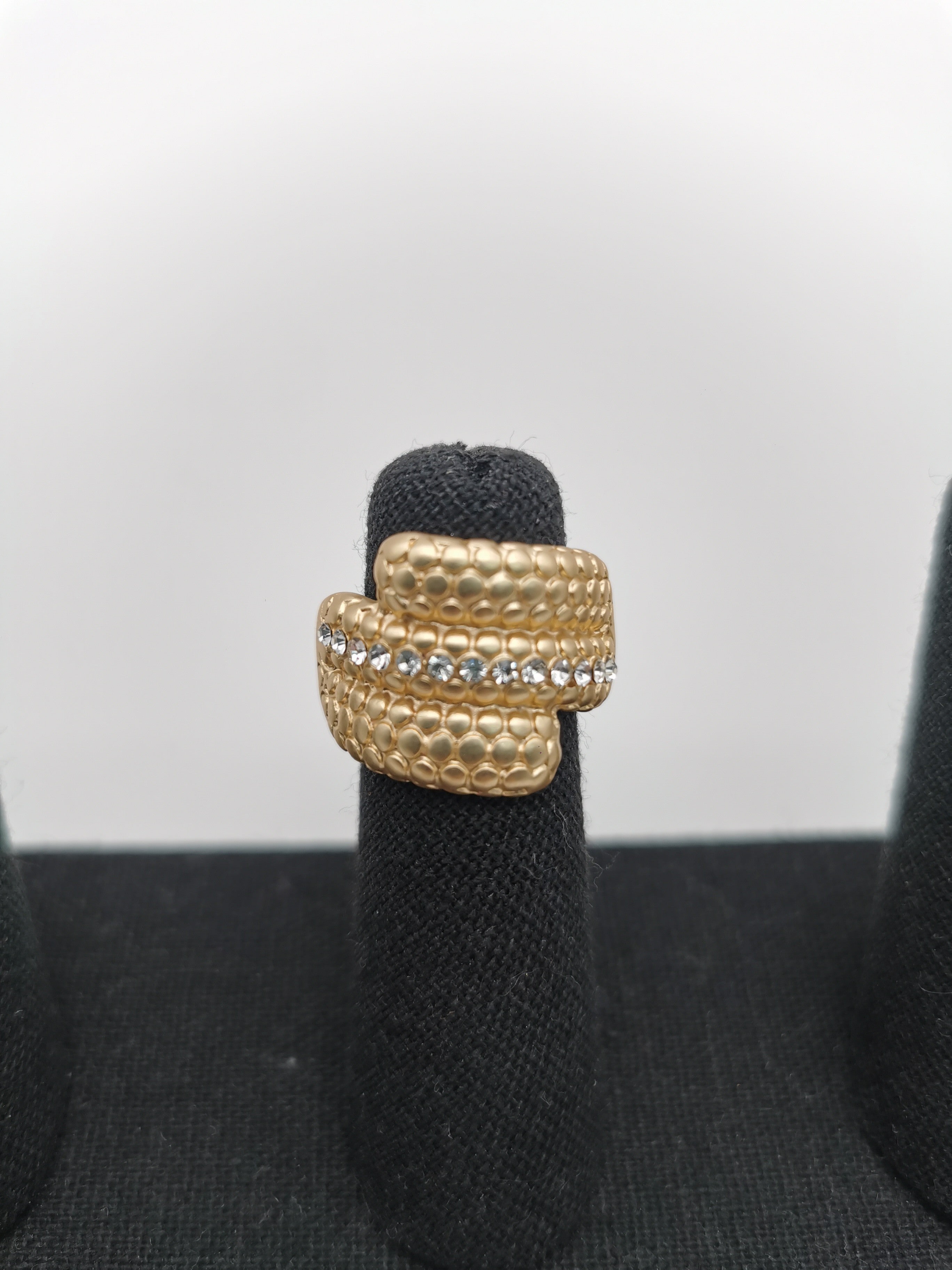 Goldener Ring mit Glitzersteinen