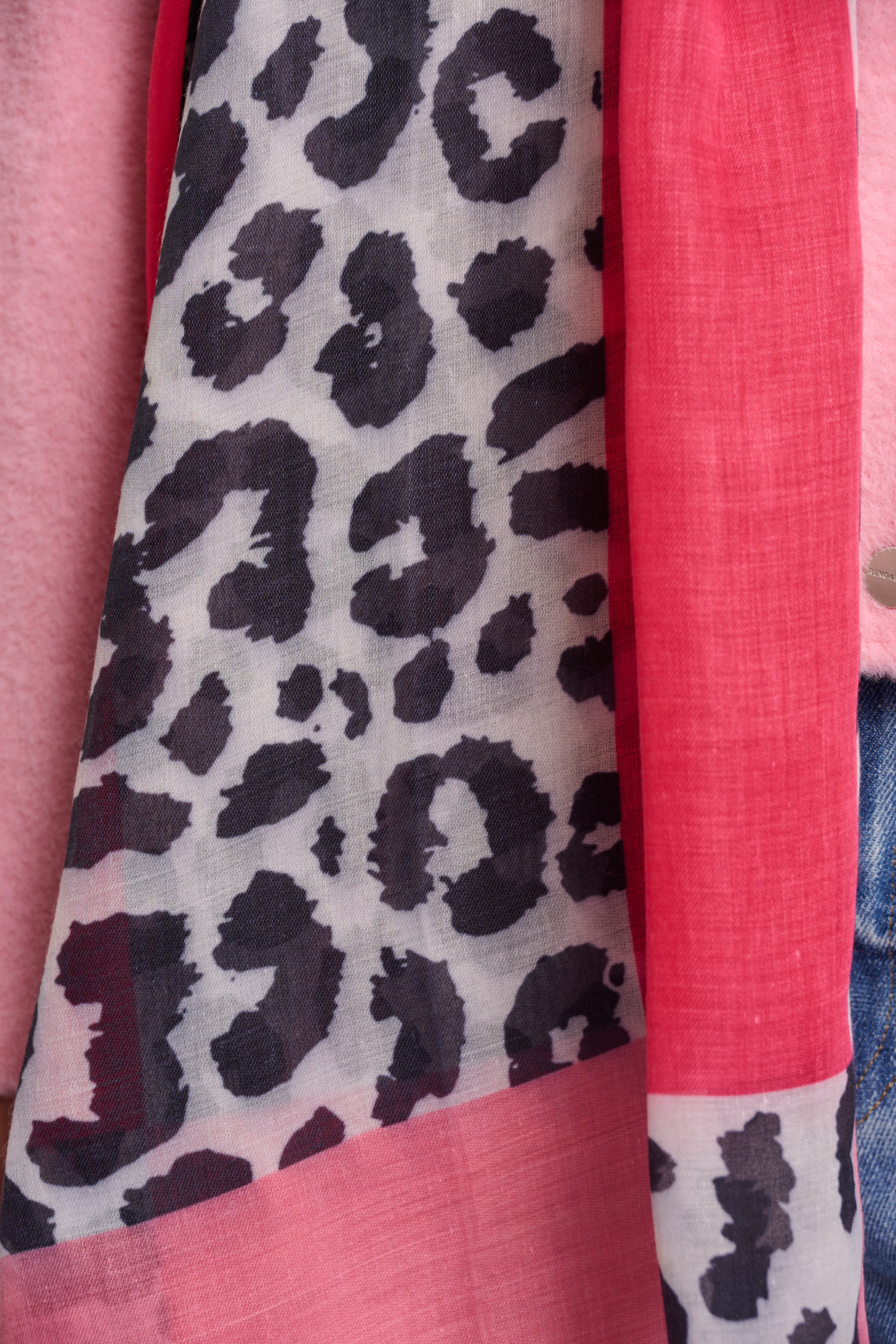 Tuch von Rino & Pelle mit Leo-Print in Rot/Schwarz Artikel RP6828