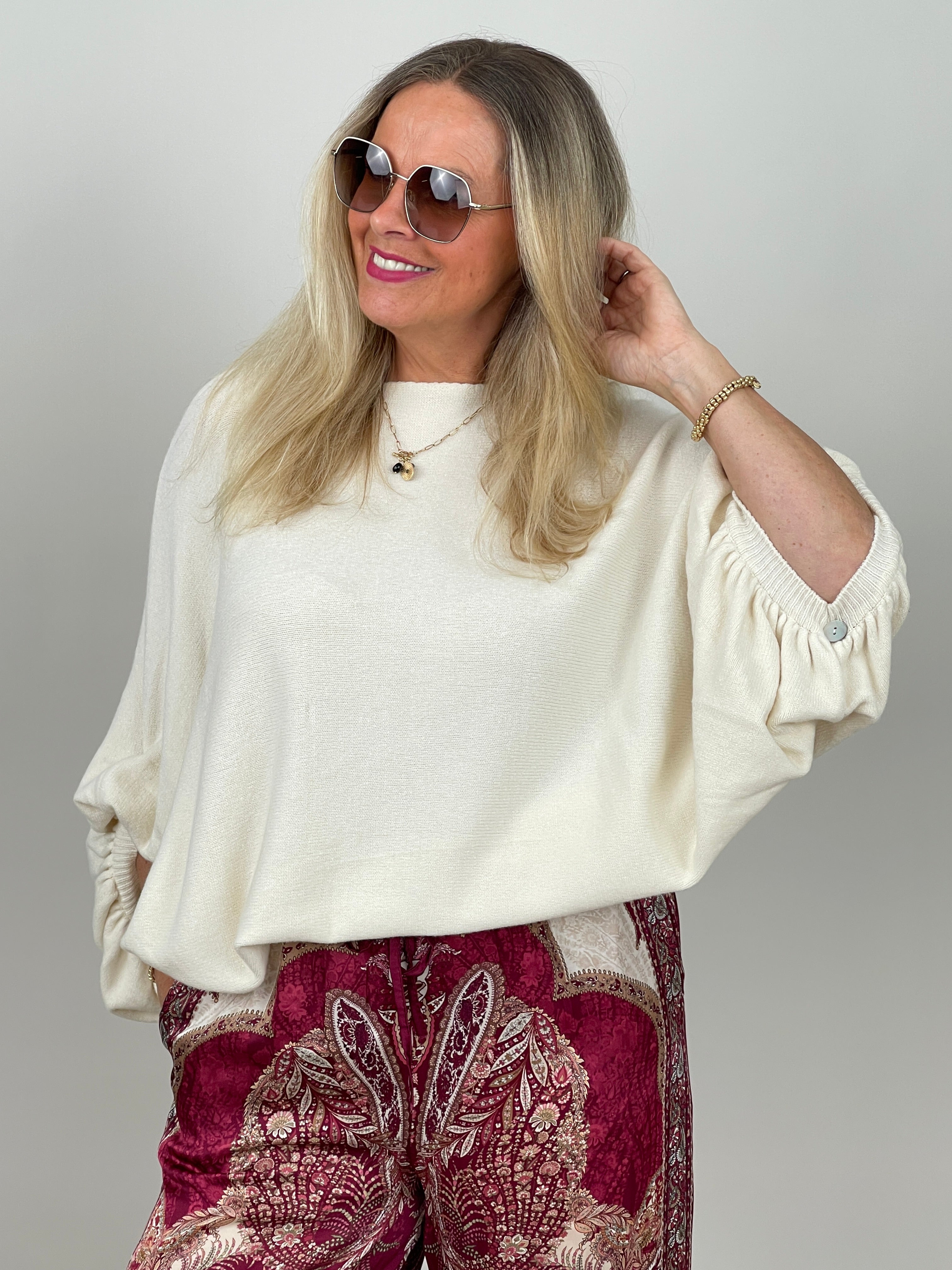 Strickpullover mit ausgefallenem Ärmel in Creme
