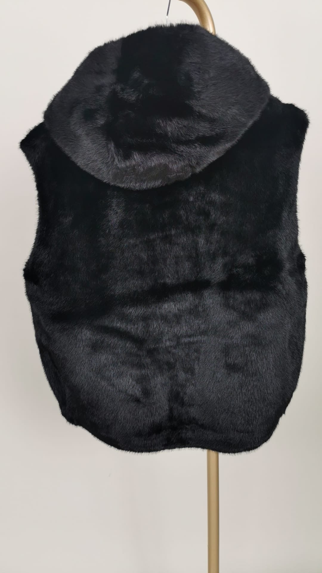 Kunstfellweste mit Kapuze in Schwarz