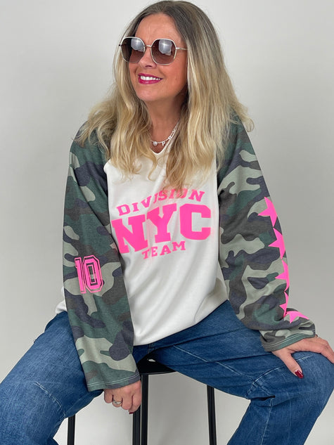 Sweatshirt mit Camouflage-Ärmeln und Pinken Sternen