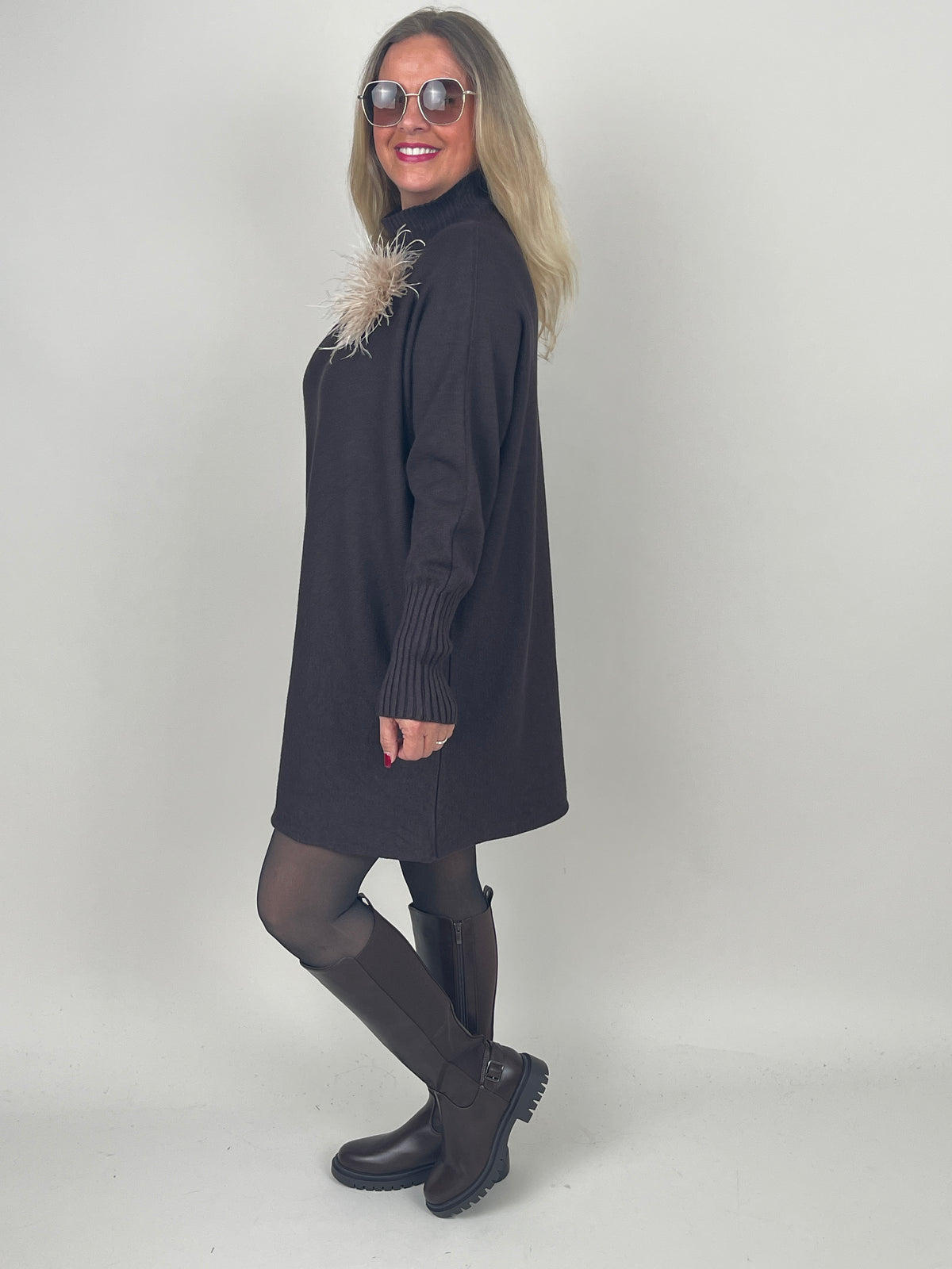 Pulloverkleid mit Stehkragen in Mokka