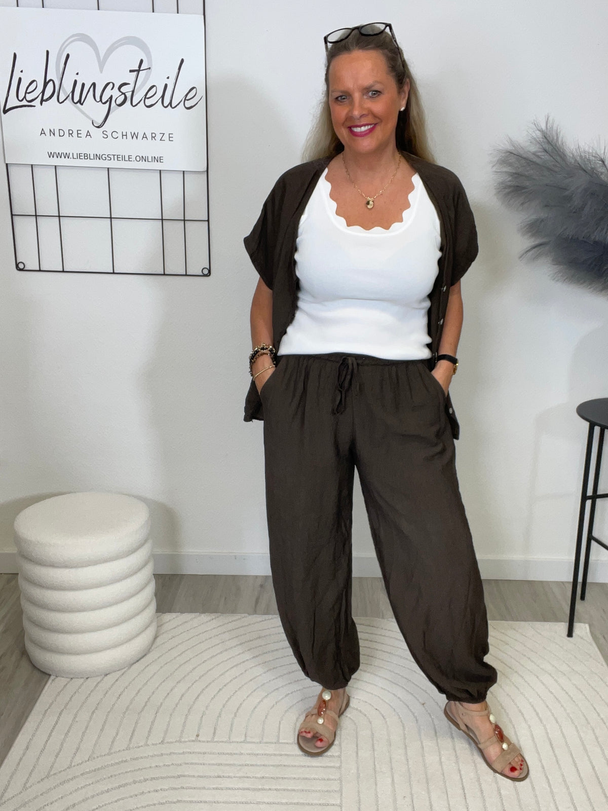 Leichter 2-Teiler mit Bluse und Ballonhose in Mokka
